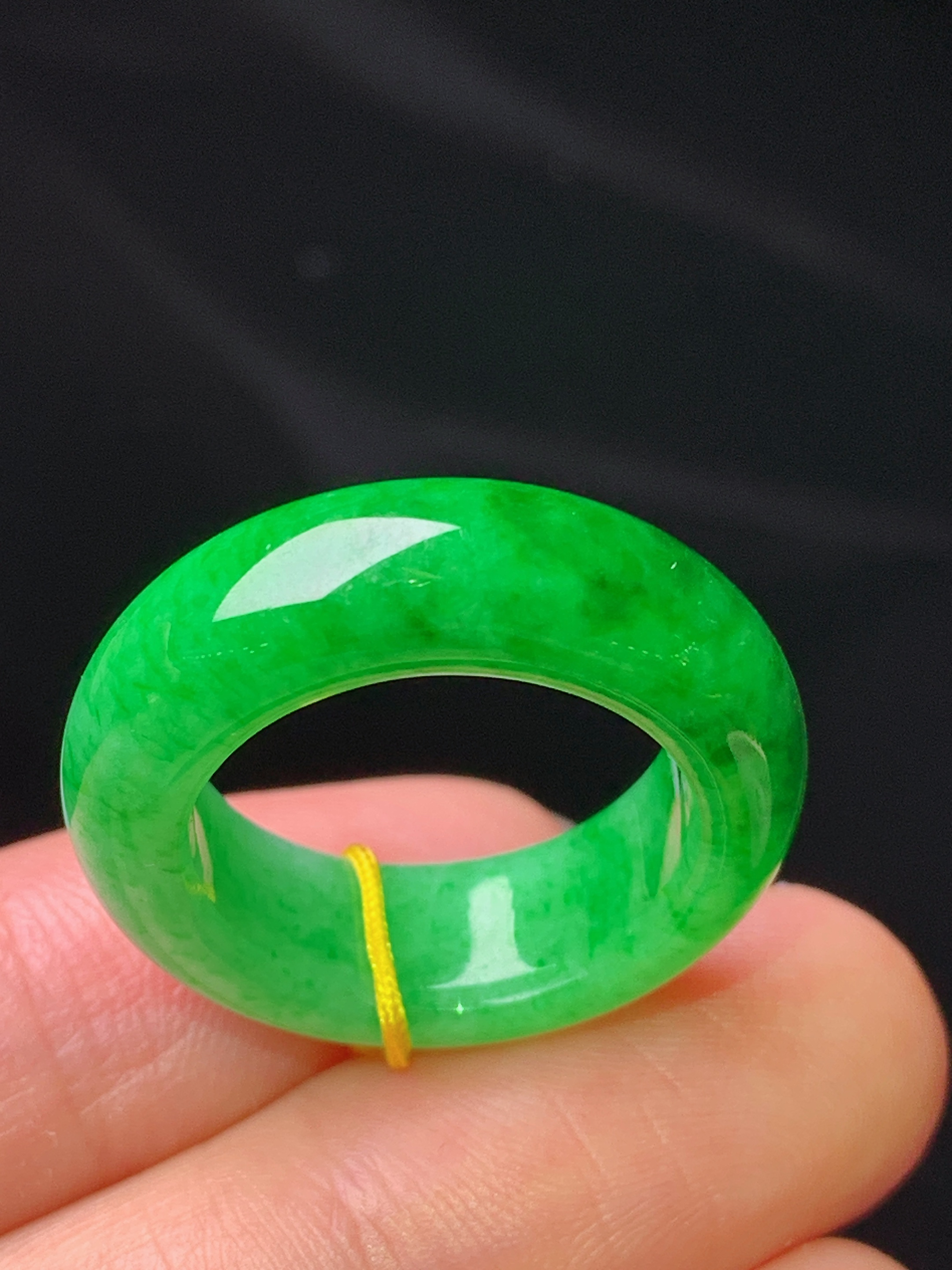 翠绿指环吊坠 玉质细腻 色泽艳丽清新 水润亮眼 圈口12.5 整体尺寸25*7*4.3b1