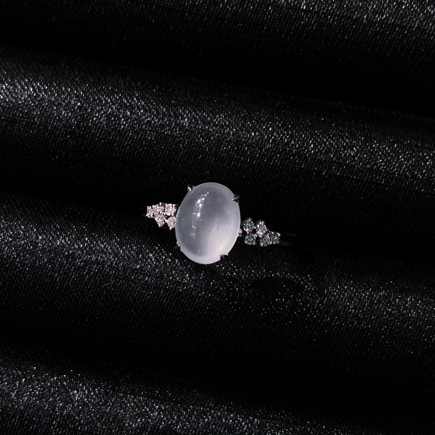 高冰蛋面戒指 
种质细腻，种水超赞
18k金镶嵌，低调又精致
尺寸如图一  实物更美～