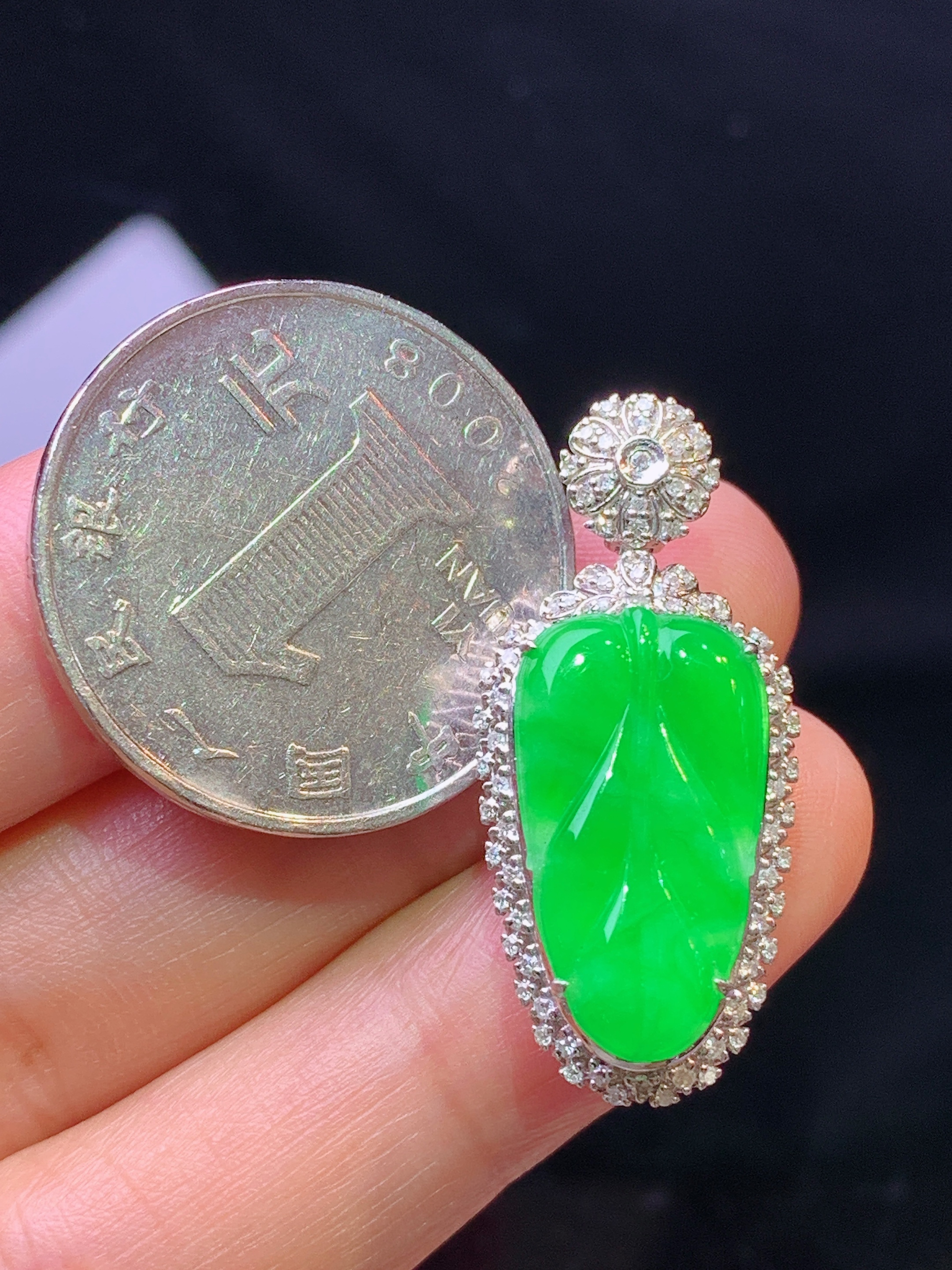 18k金钻镶嵌翠绿树叶吊坠 玉质细腻 色泽艳丽清新 水润亮眼 整体尺寸31*14.2*8.6y4