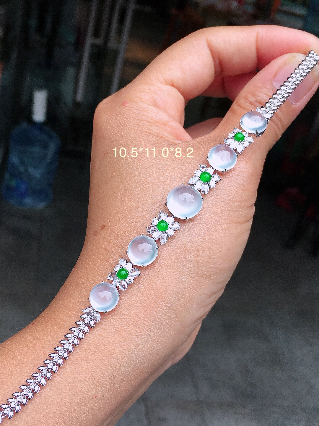 玻璃种蛋面手链，玉质细腻，荧光感超
强，饱满圆润，尽显优雅气质，18k
金豪华镶嵌