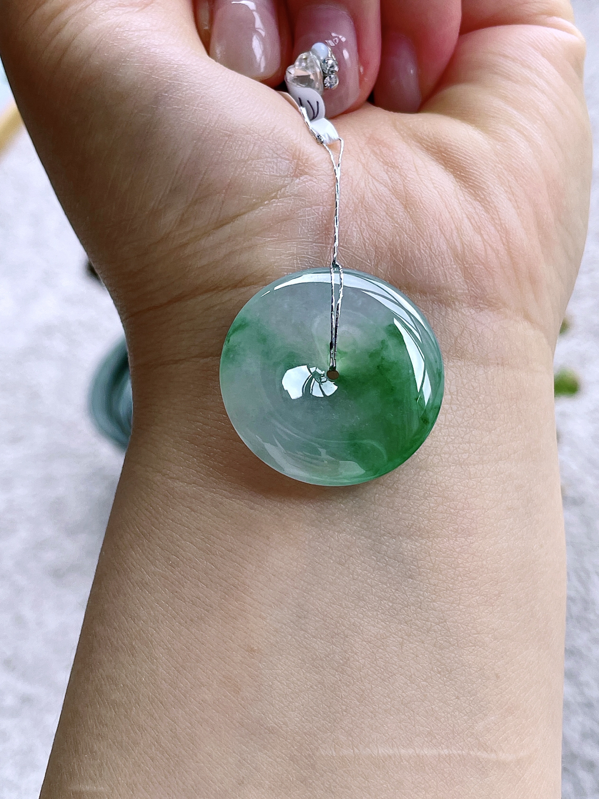 【裸石】冰飘绿花平安扣吊坠
【说明】缅料 性价比高 飘花
【尺寸】28.6-5.9