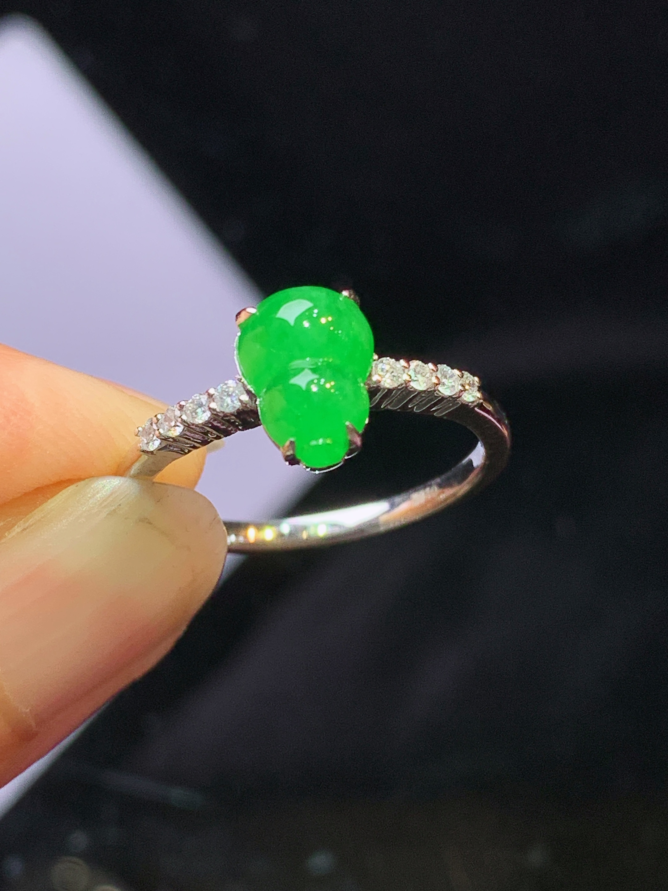 18k金钻镶嵌满绿葫芦戒指 玉质细腻 色泽艳丽清新 水润亮眼 圈口14 裸石尺寸8.5*6*3.2f