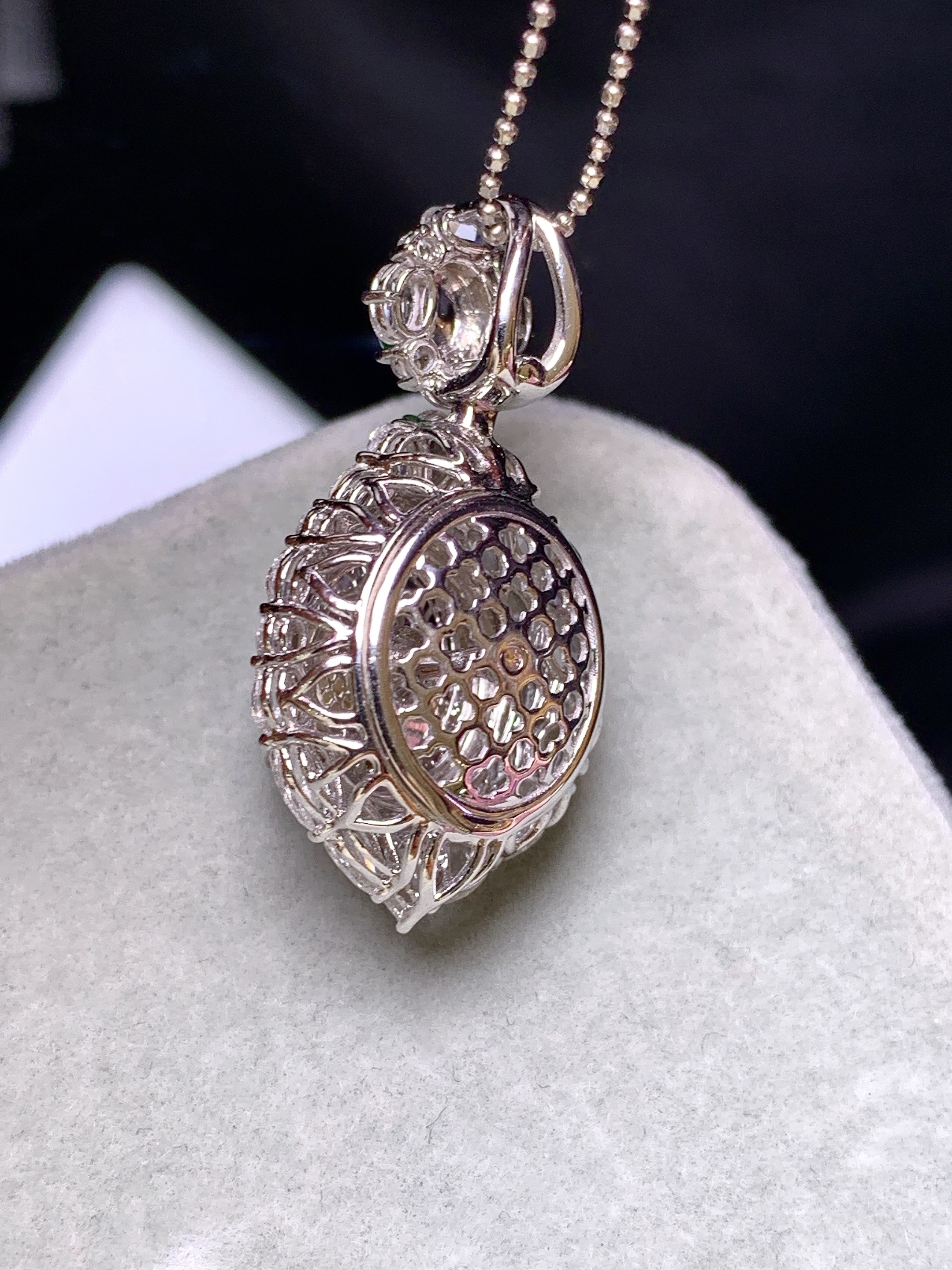 18k金钻镶嵌玻璃种蛋面吊坠 玉质细腻 色泽艳丽清新 水润亮眼 整体尺寸30*16.5*12.5j4