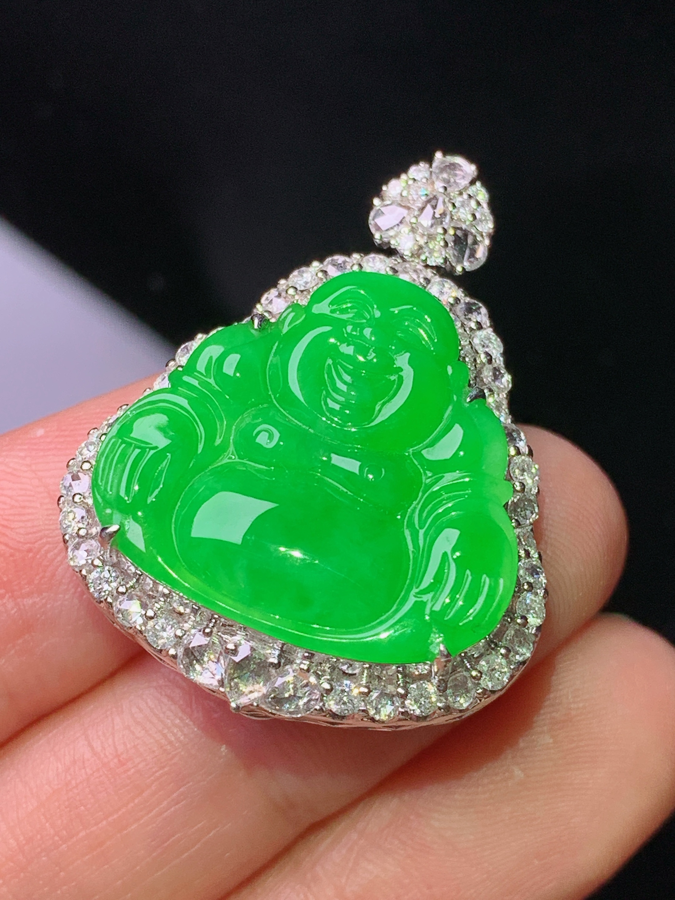 18k金钻镶嵌满绿佛公吊坠 玉质细腻 色泽艳丽清新 水润亮眼 整体尺寸32.8*27.8*10.7m5