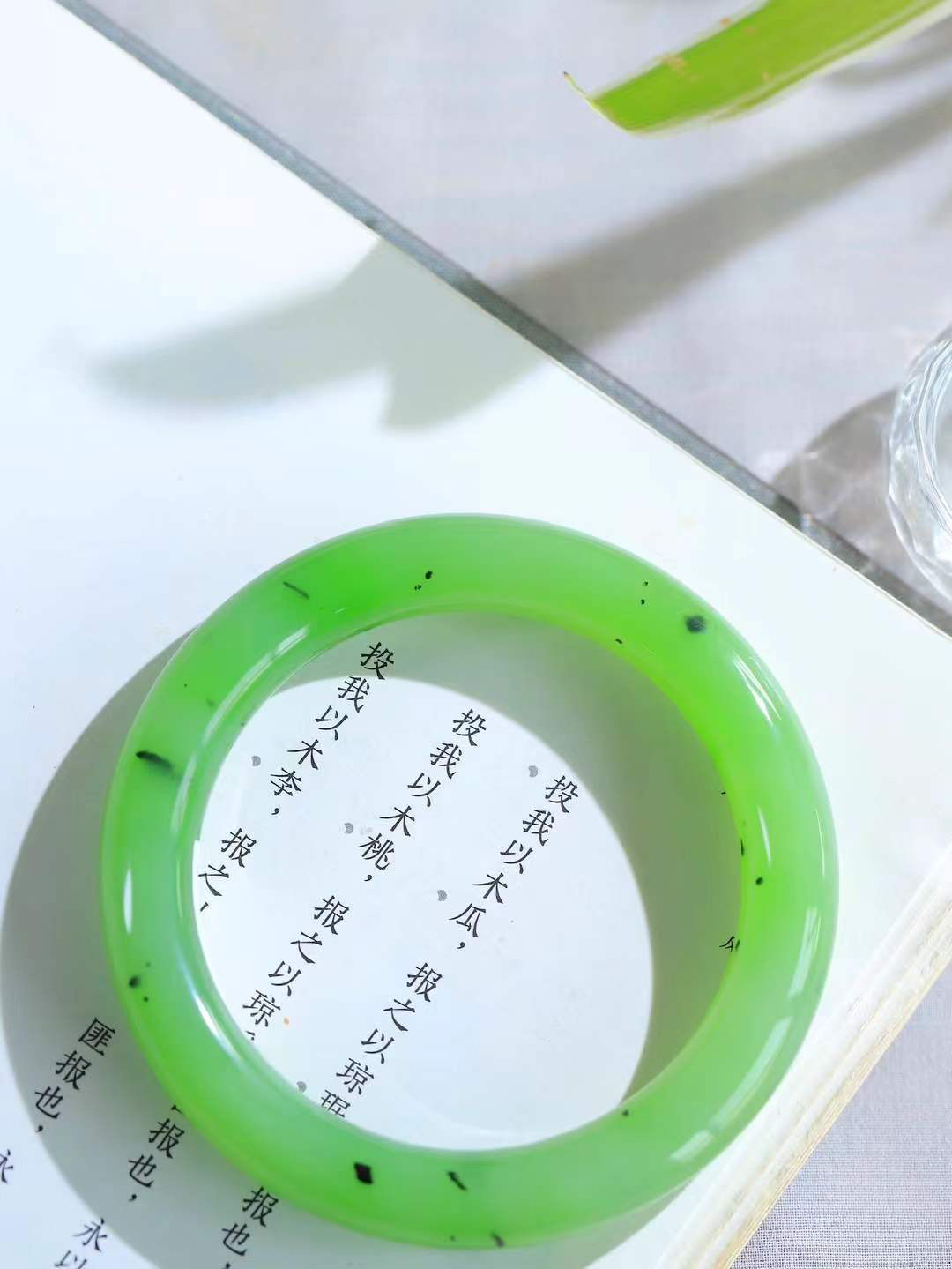 （碧色荡漾.手镯）

收藏级臻品和田玉碧玉手镯，灼灼其华想像靓妆淡伫 ，腕间绿意跳脱冰壶莹，坐间静对，姑射仙姿潇洒处，艳冶最奇料子油润滋腻镯型饱满，手感上佳。重62.8克   内径57mm尺寸12-10.5mm  24352913T