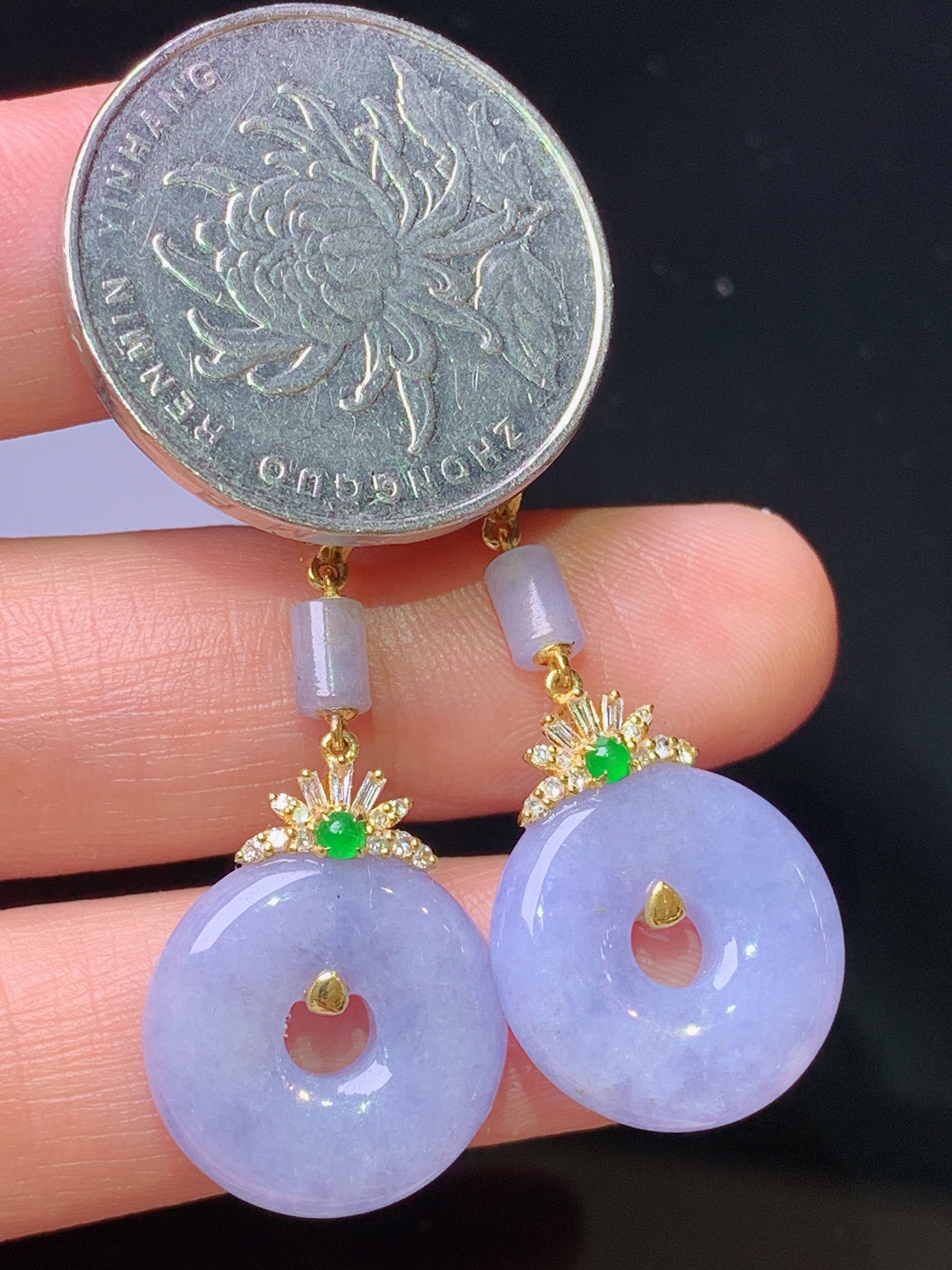 18k金钻镶嵌紫罗兰平安扣耳坠 玉质细腻 色泽艳丽清新 水润亮眼 整体尺寸40.2*16*4.8b1