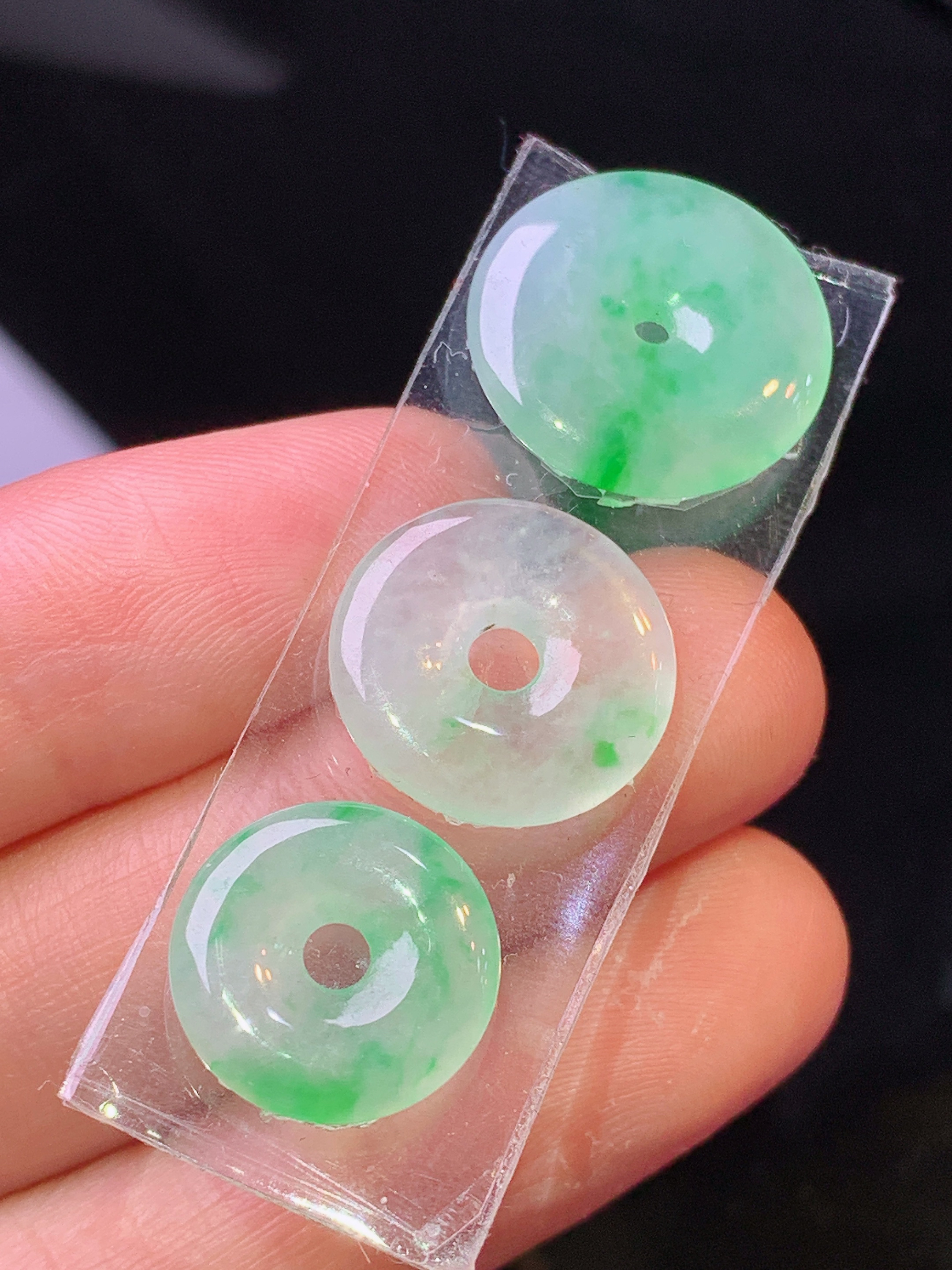 镶嵌款 飘绿平安扣一手 玉质细腻 色泽艳丽清新 水润亮眼 整体尺寸16*2.6j3