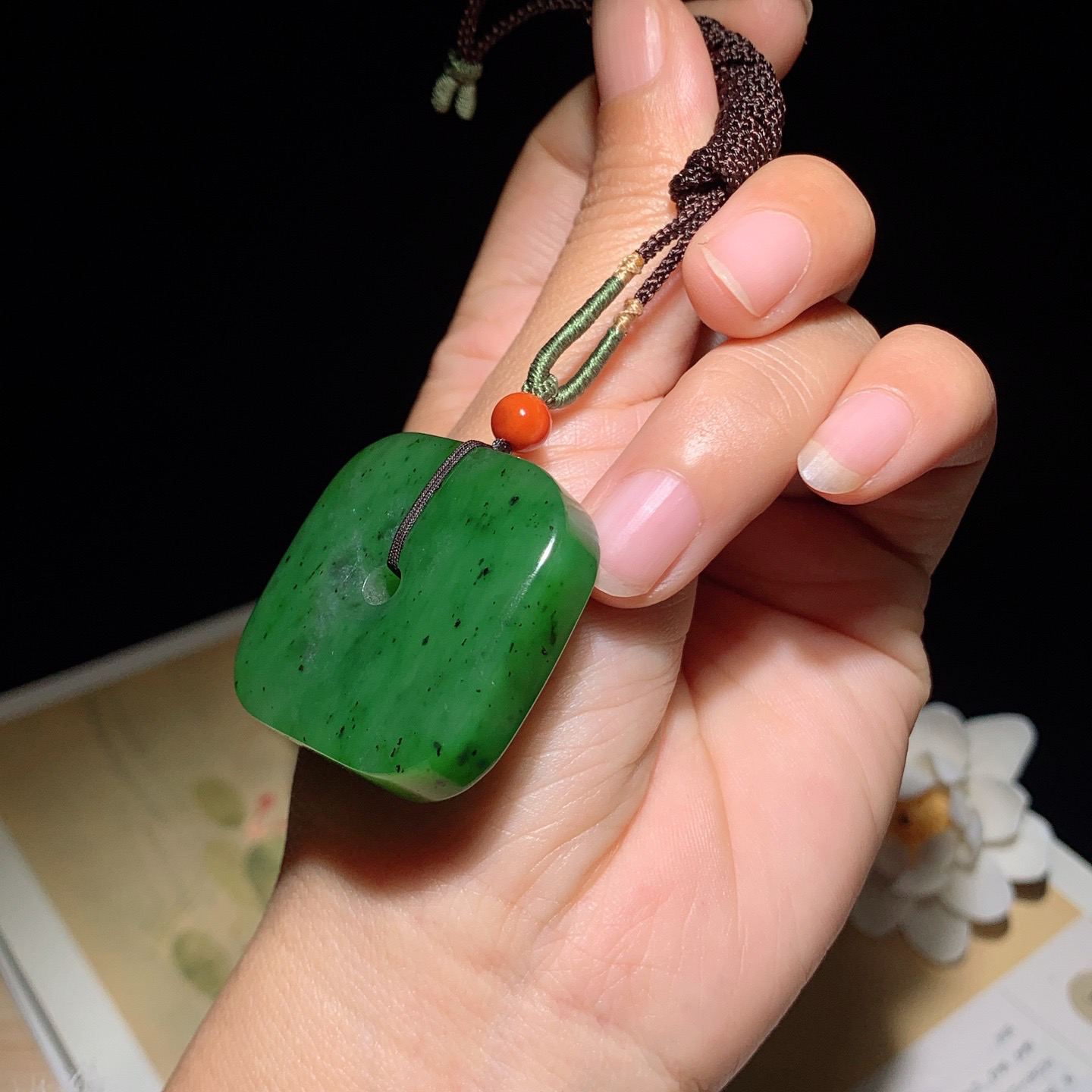 和田玉阳绿俄罗斯碧玉四方平安扣玉琮挂件。尺寸34/12重36克 玉质细腻油润 底色纯净 脂粉好，品质