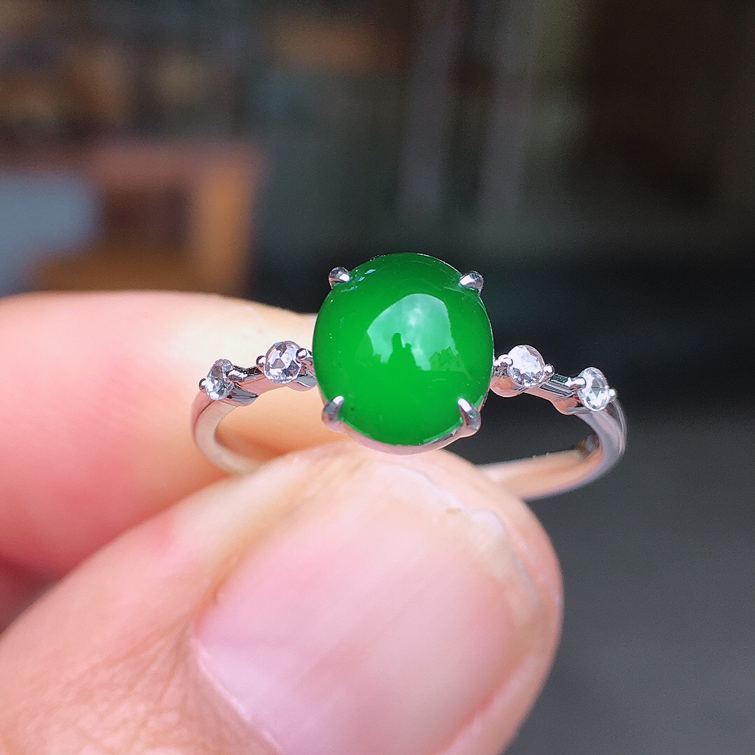 阳绿蛋面戒指，色泽均匀艳丽，玉质细腻，荧光感超
强，饱满圆润，尽显优雅气质，18k
金豪华镶嵌