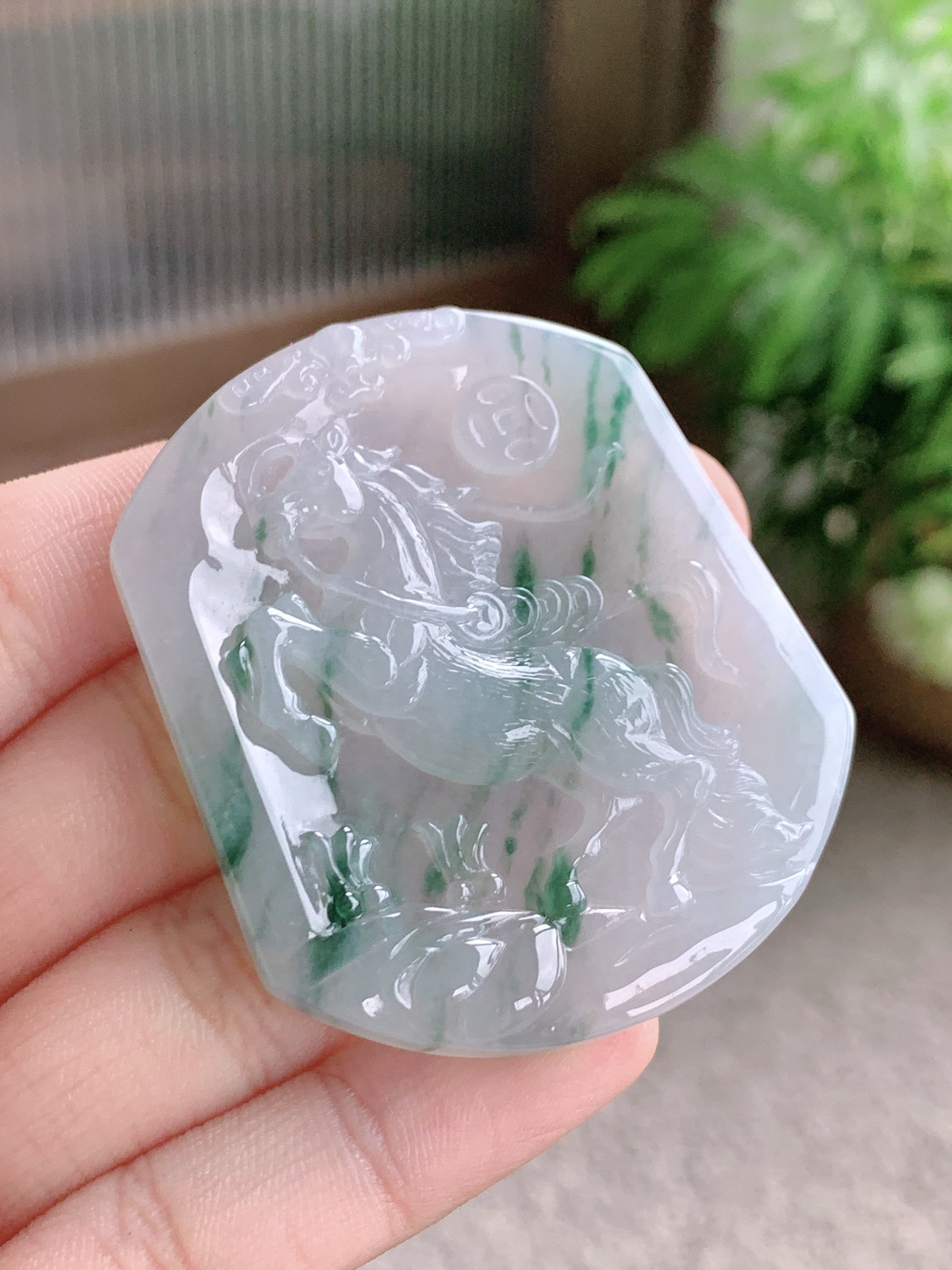 【裸石】冰飘花生肖马牌吊坠
【说明】缅料 性价比高  
【尺寸】51-43.7-5.7