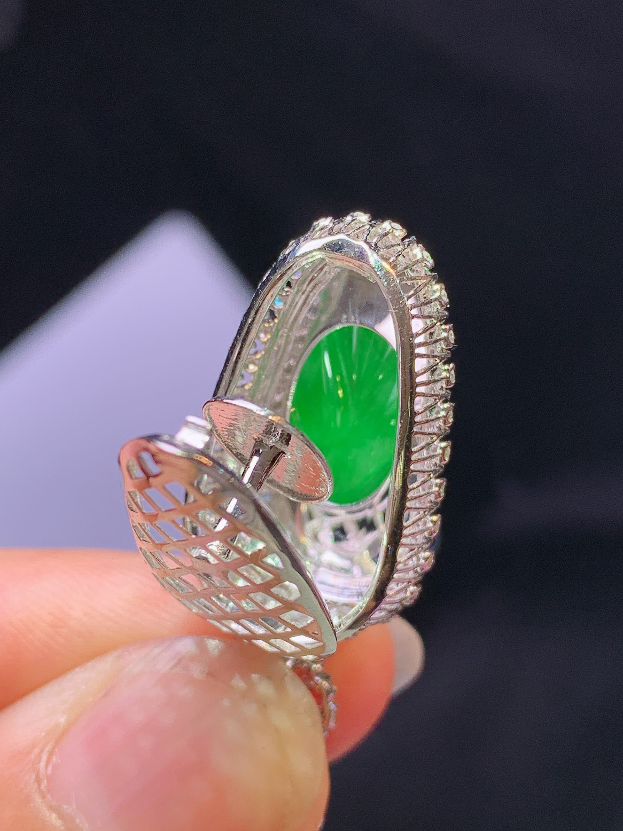 18k金钻镶嵌翠绿树叶吊坠 玉质细腻 色泽艳丽清新 水润亮眼 整体尺寸31*14.2*8.6y4