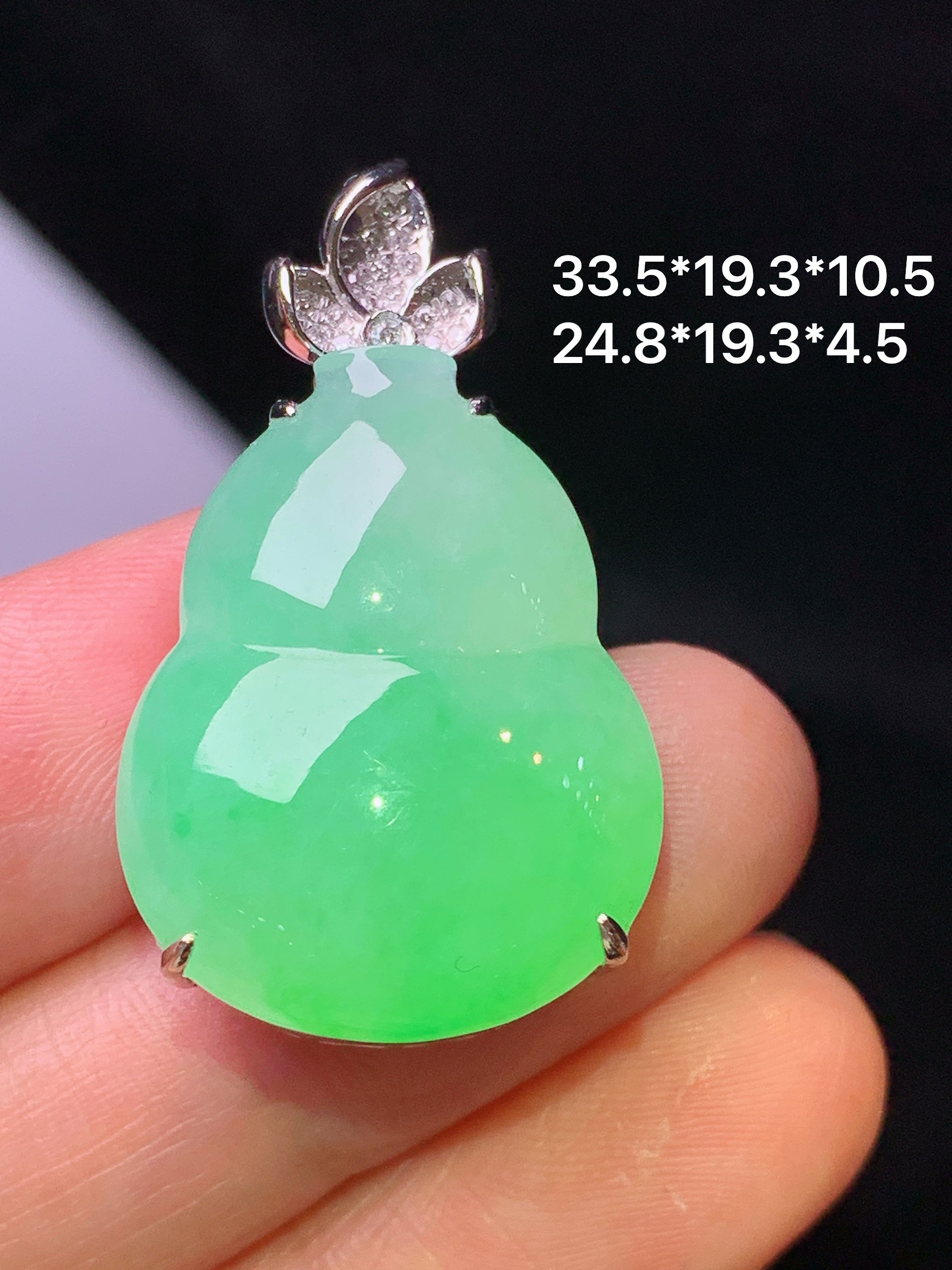 18k金钻镶嵌翠绿葫芦吊坠 玉质细腻 色泽艳丽清新 水润亮眼 整体尺寸33.5*19.3*10.5f1