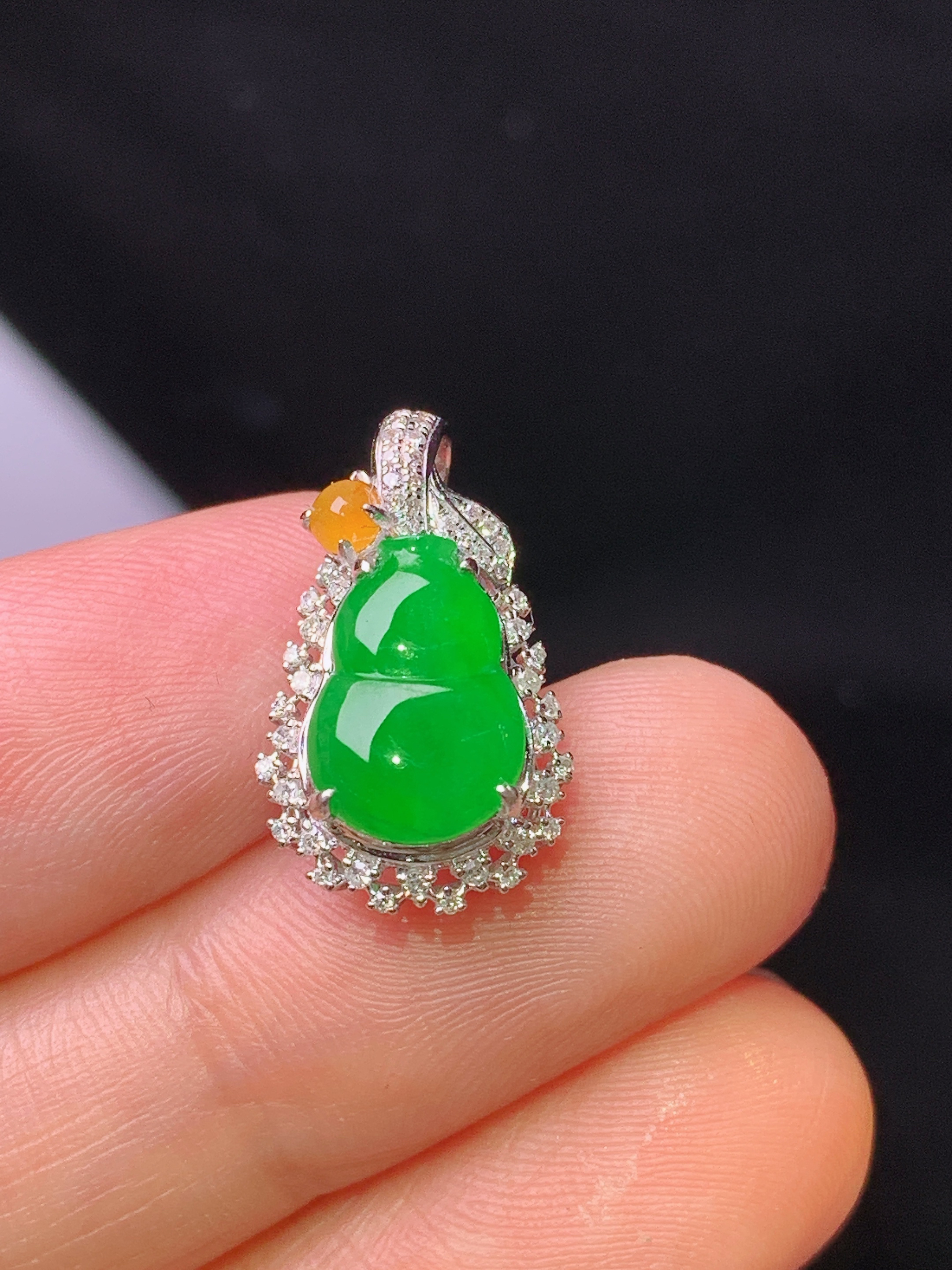 18k金钻镶嵌满绿葫芦吊坠 玉质细腻 色泽艳丽清新 水润亮眼 整体尺寸18.5*11*7y4