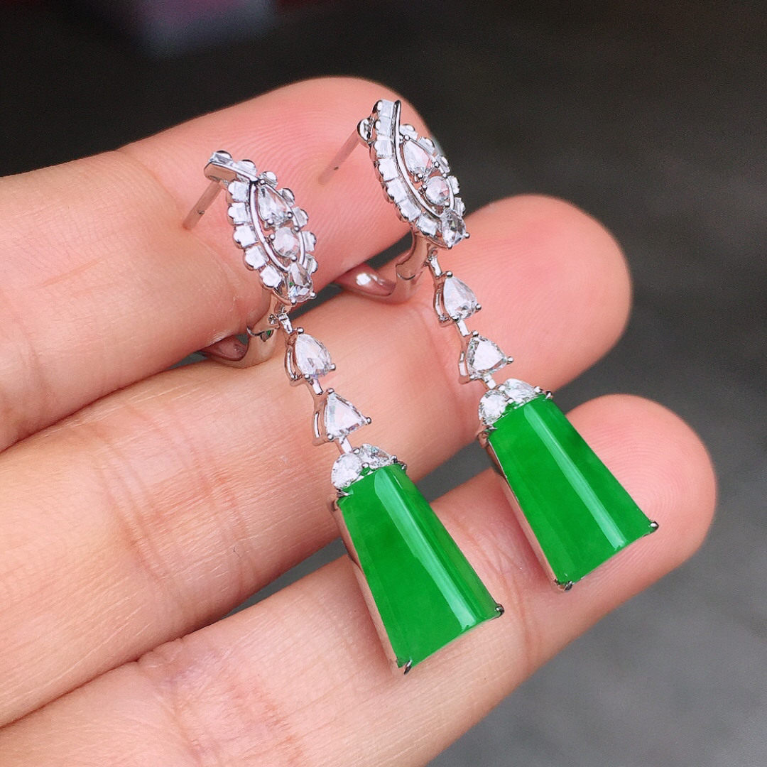 阳绿马鞍耳坠，色泽均匀艳丽，玉质细腻，荧光感超
强，饱满圆润，尽显优雅气质，18k
金豪华镶嵌