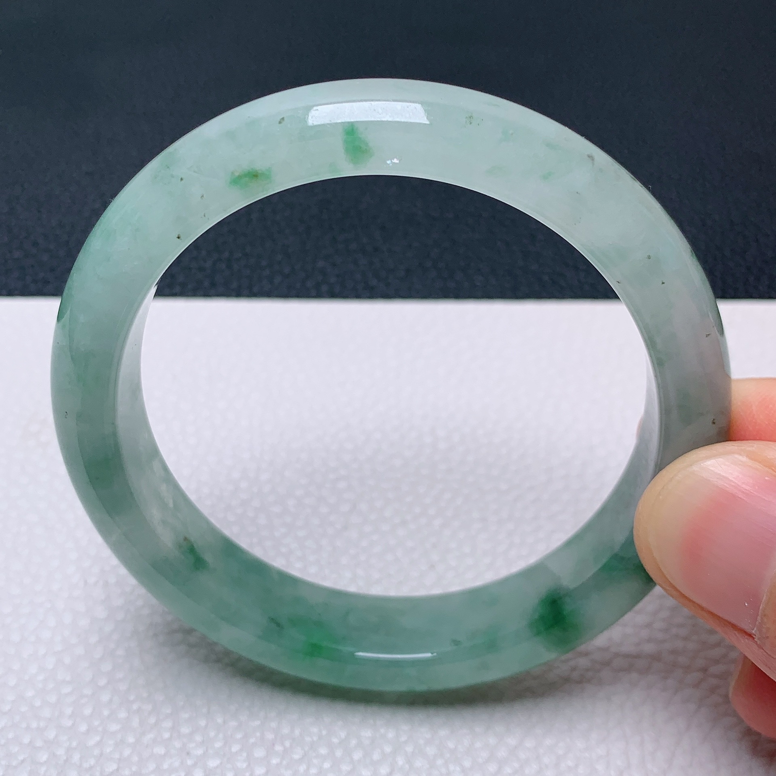 天然翡翠圈口55-56老坑飘绿手镯 玉质细腻 种水好 尺寸：55.3-12-7.8mm  M22