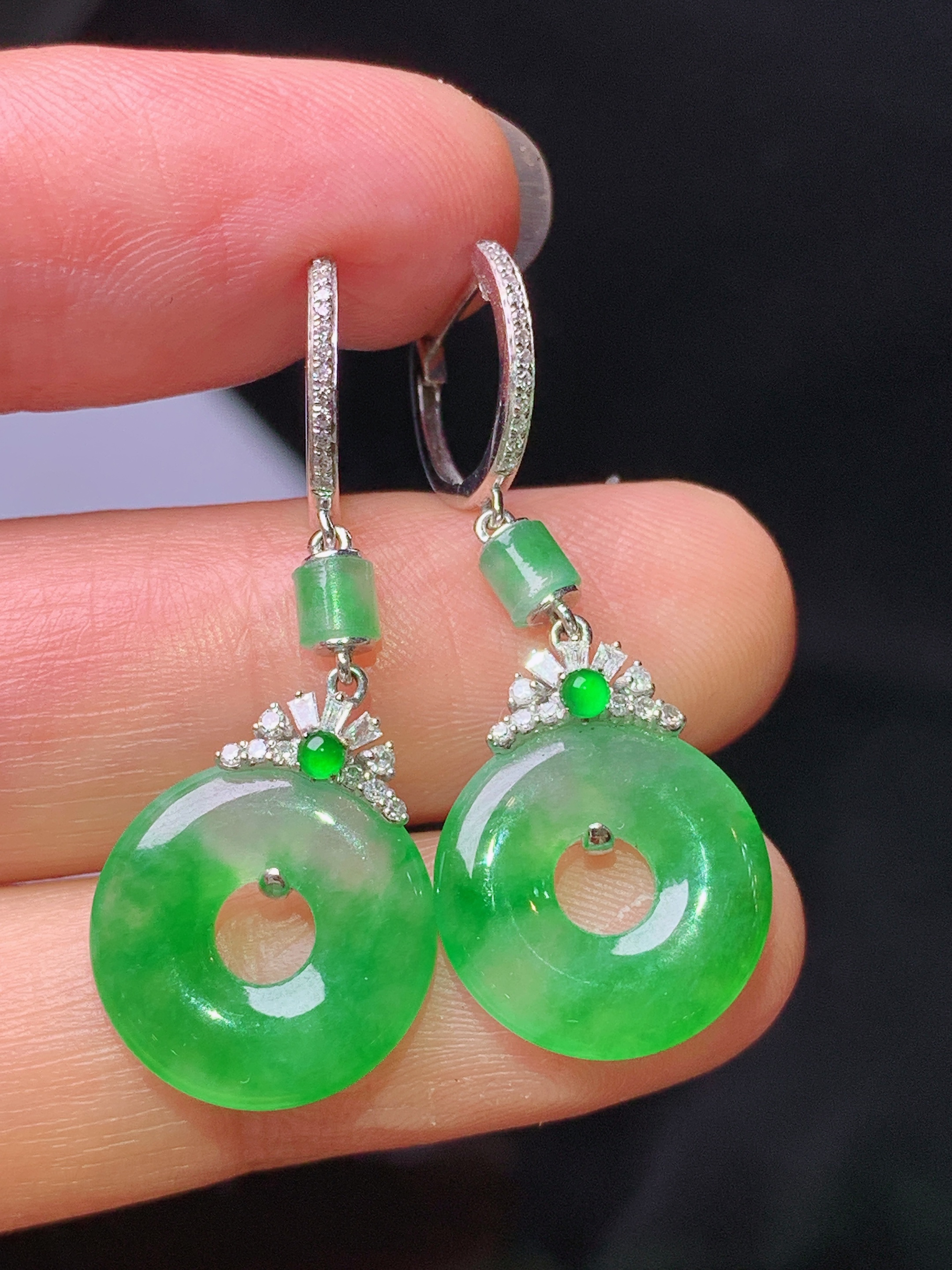 18k金钻镶嵌翠绿平安环耳坠 玉质细腻 色泽艳丽清新 水润亮眼 整体尺寸33*13.5*2.8y4