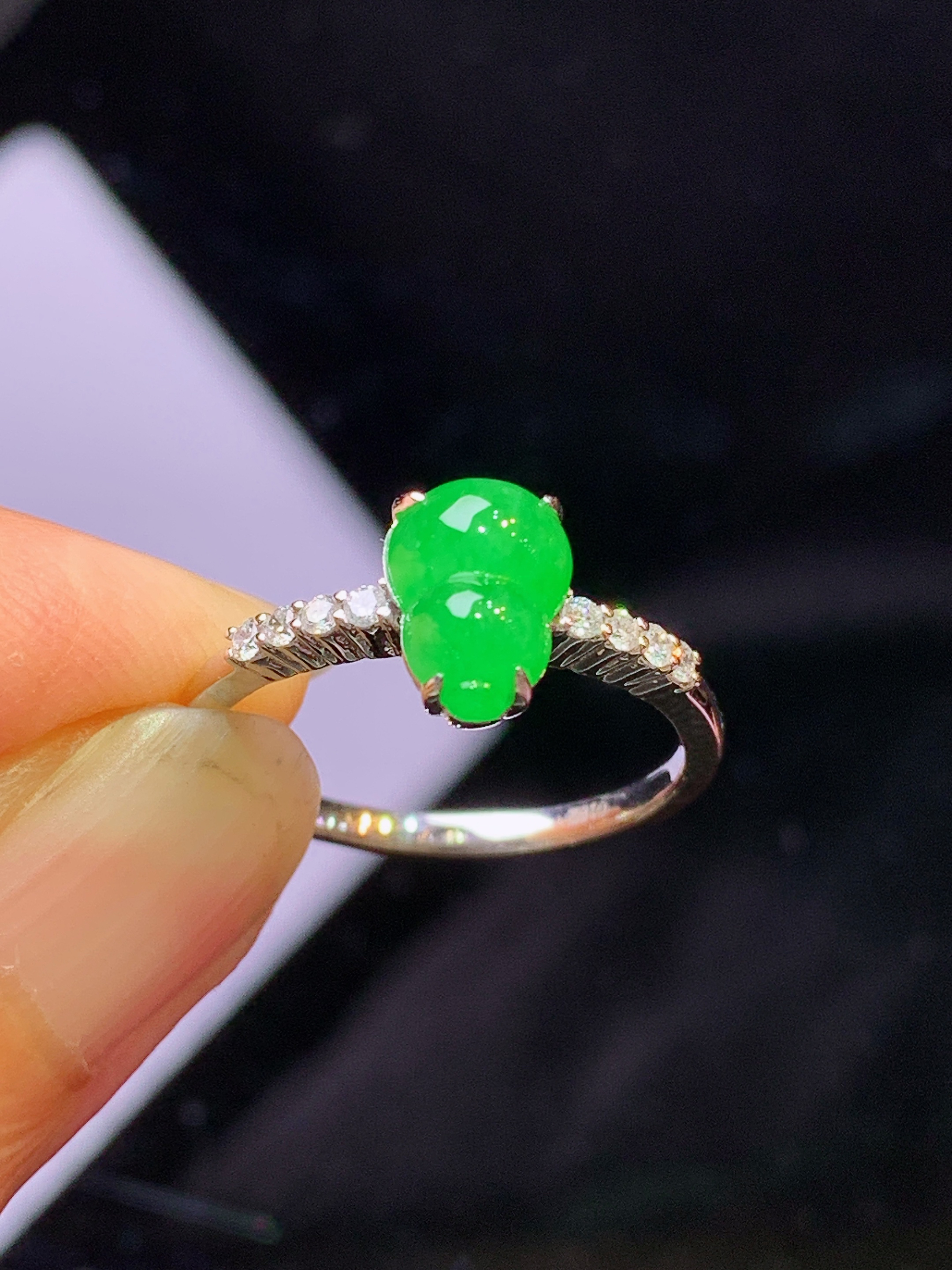 18k金钻镶嵌满绿葫芦戒指 玉质细腻 色泽艳丽清新 水润亮眼 圈口14 裸石尺寸8.5*6*3.2f1