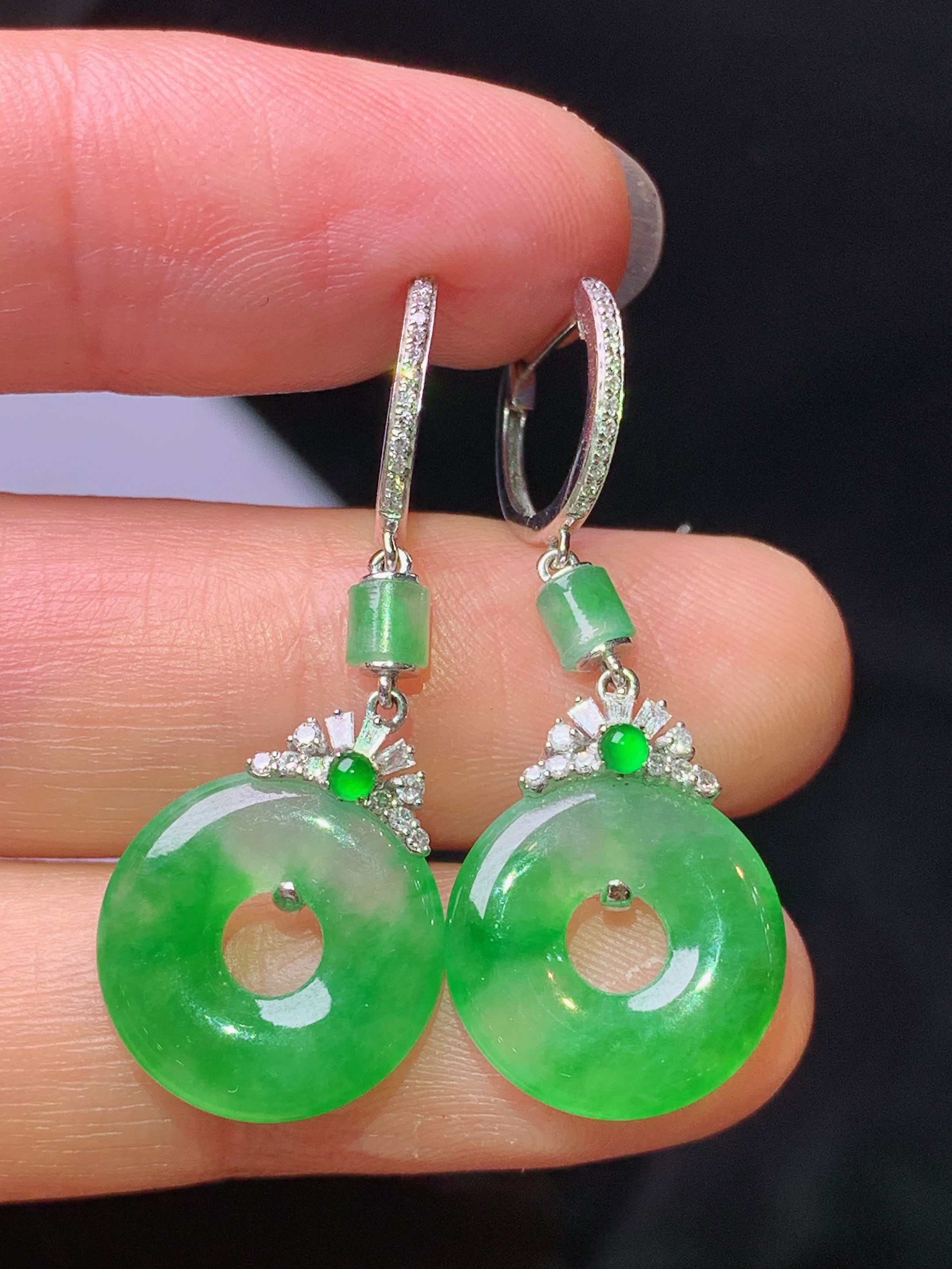 18k金钻镶嵌翠绿平安环耳坠 玉质细腻 色泽艳丽清新 水润亮眼 整体尺寸33*13.5*2.8y4