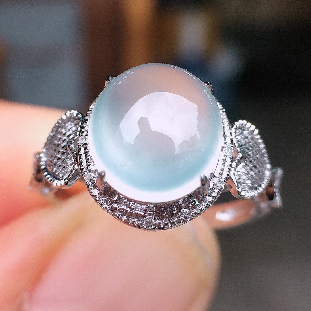 冰种蛋面戒指，玉质细腻，荧光感超
强，饱满圆润，尽显优雅气质，18k
金豪华镶嵌