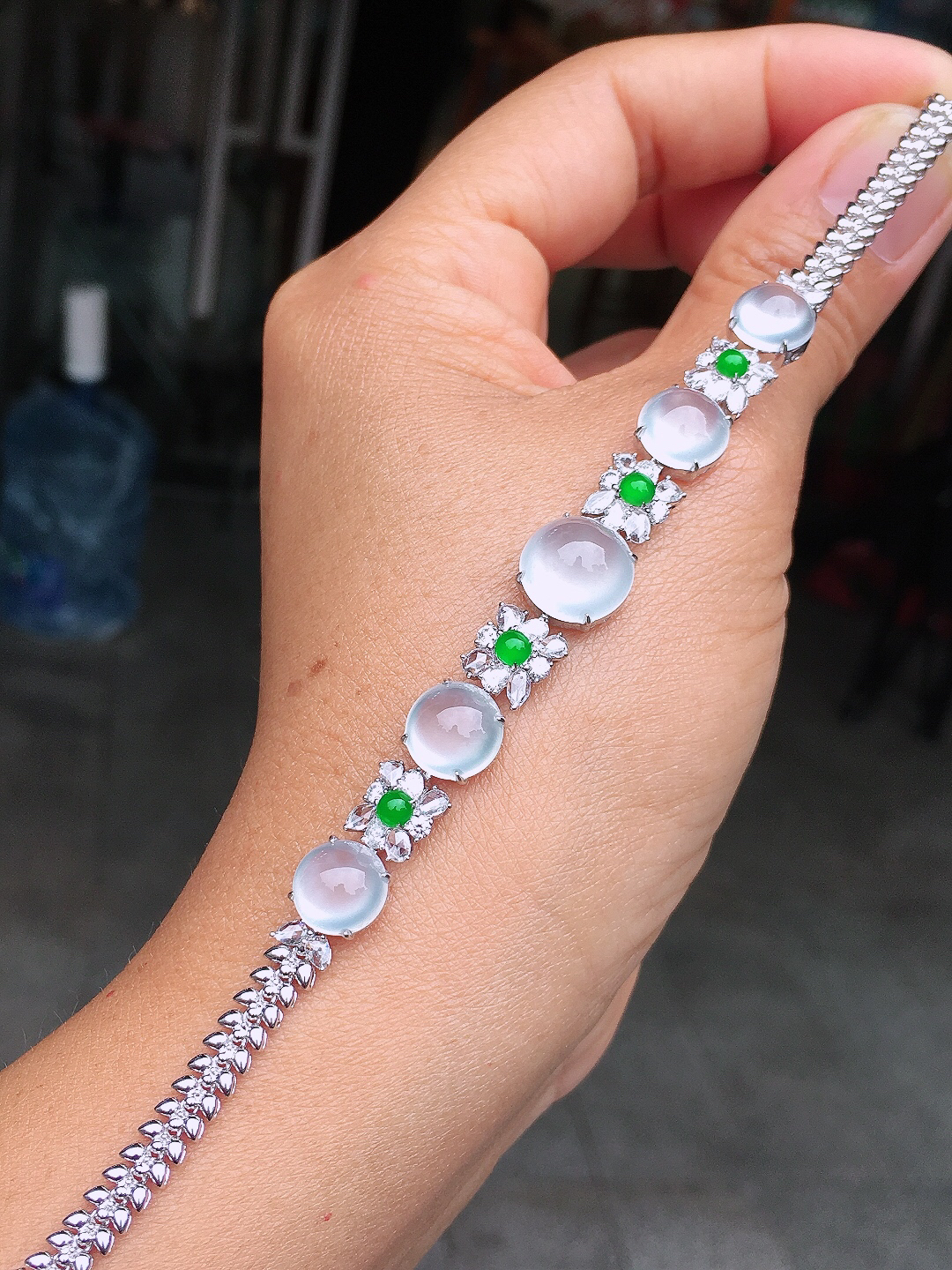 玻璃种蛋面手链，玉质细腻，荧光感超
强，饱满圆润，尽显优雅气质，18k
金豪华镶嵌