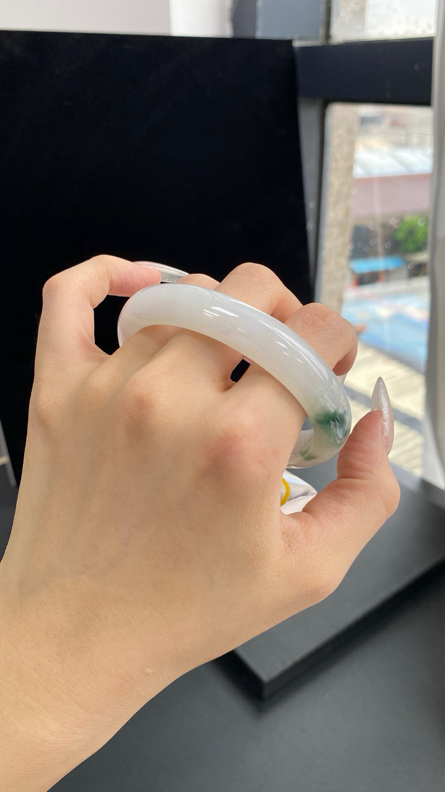 【飘花贵妃手镯】
尺寸：54.8-4.6-11.7-7.4
自然光无滤镜，原图直出