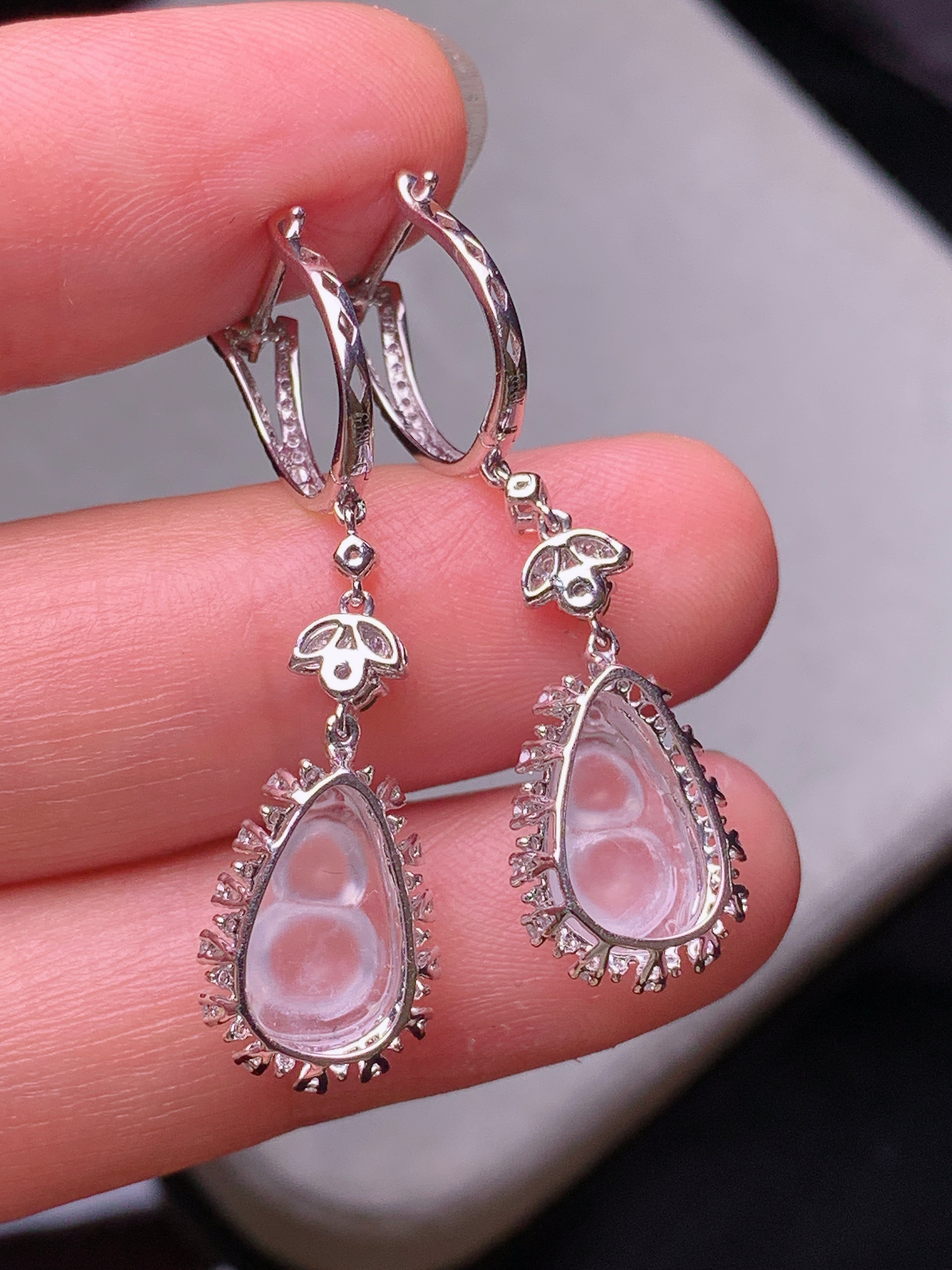 18k金钻镶嵌冰种葫芦耳坠 玉质细腻 色泽艳丽清新 水润亮眼 整体尺寸35*10*7z2