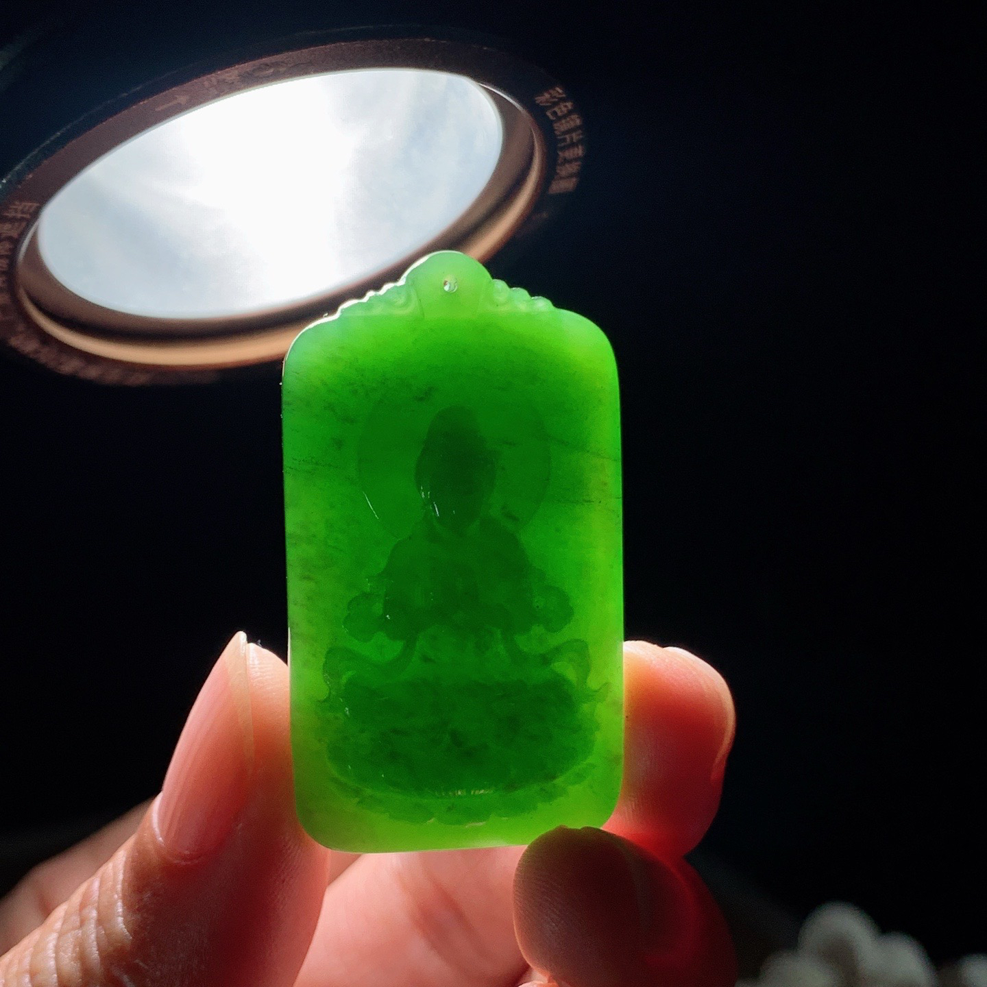 和田玉阳绿俄罗斯碧玉坐莲观音牌子挂件。尺寸42/24/8重18克 玉质细腻油润 底色纯净 脂粉好，品质好。lt260328