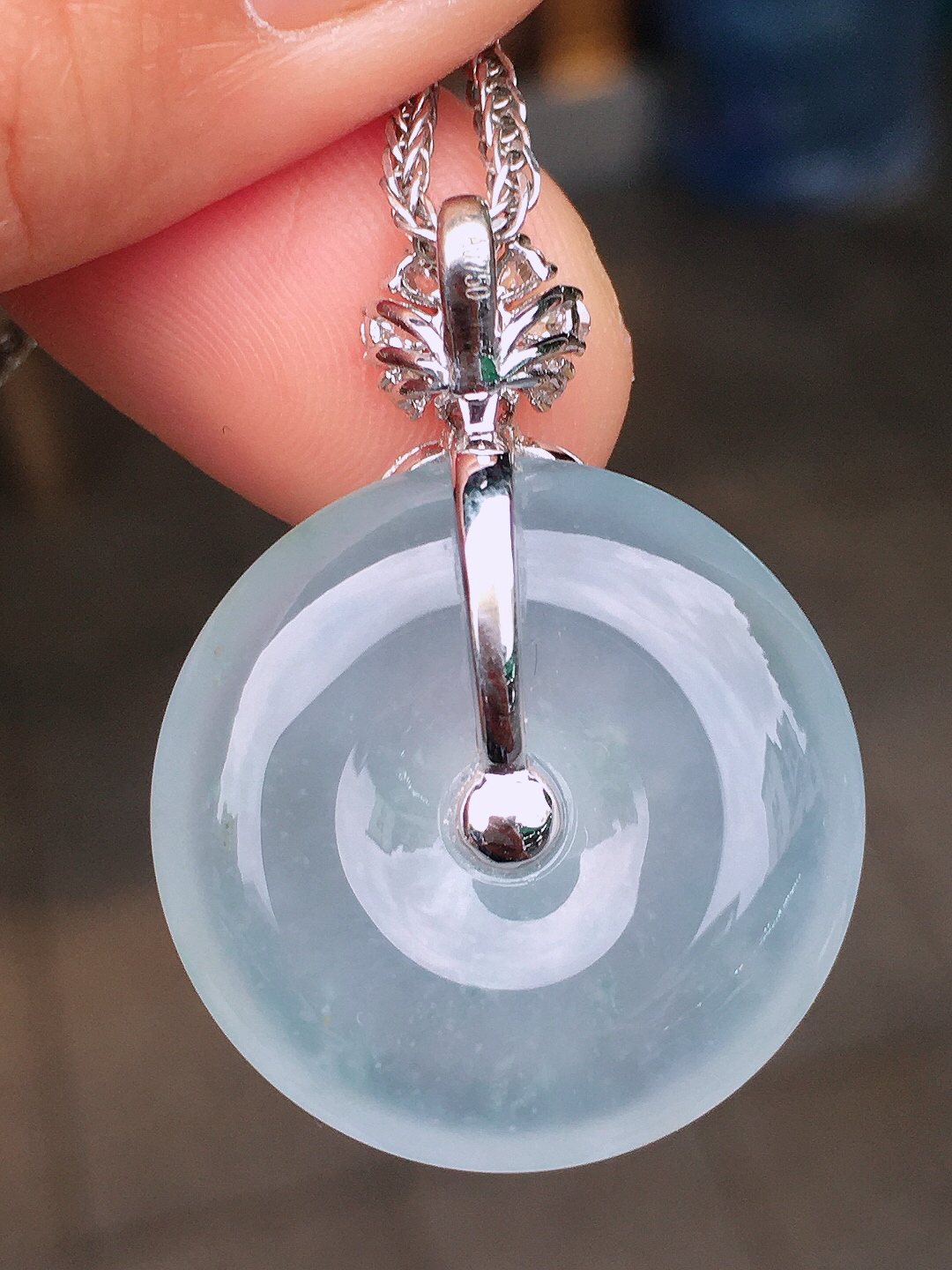 冰种平安扣吊坠，玉质细腻，荧光感超
强，饱满圆润，尽显优雅气质，18k
金豪华镶嵌