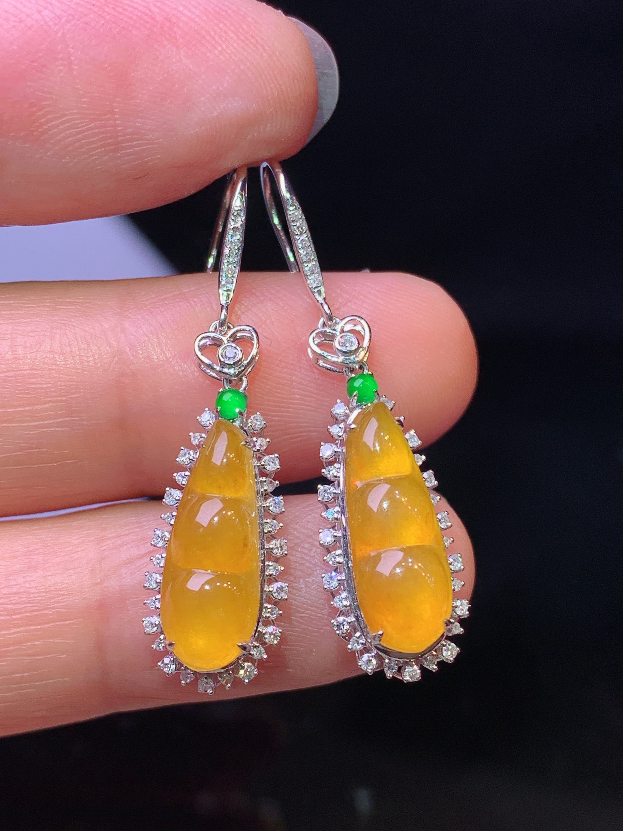 18k金钻镶嵌黄翡四季豆的吊坠 玉质细腻 色泽艳丽清新 水润亮眼 整体尺寸34.2*8.8*6.5z2