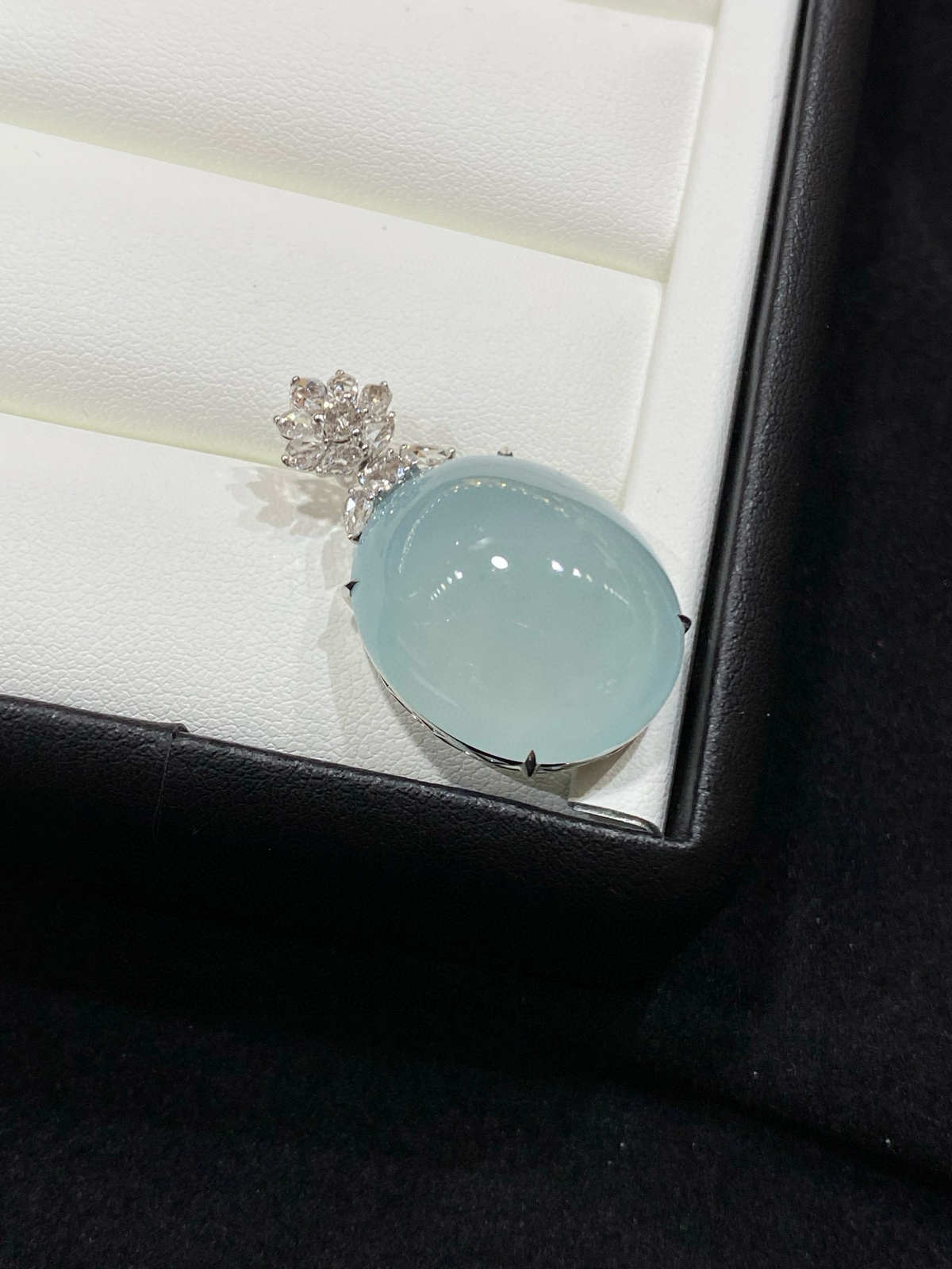 高冰 起胶 蛋面 鸽子蛋 简镶 吊坠 18k

整体尺寸34.6-20.2-12.5