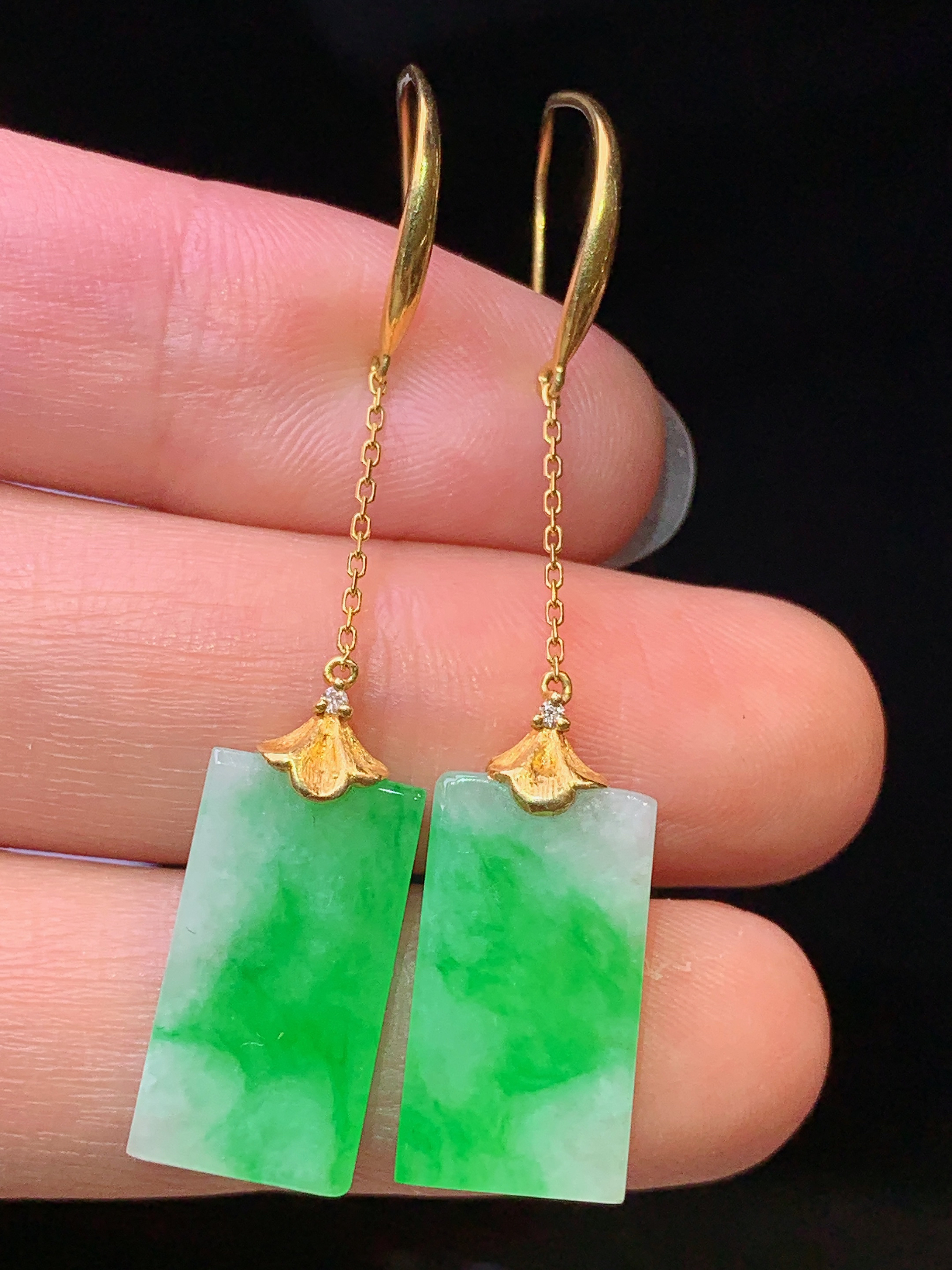 18k金镶嵌翠绿无事牌耳坠 玉质细腻 色泽艳丽清新 水润亮眼 整体尺寸48.2*9.2*2.8yz