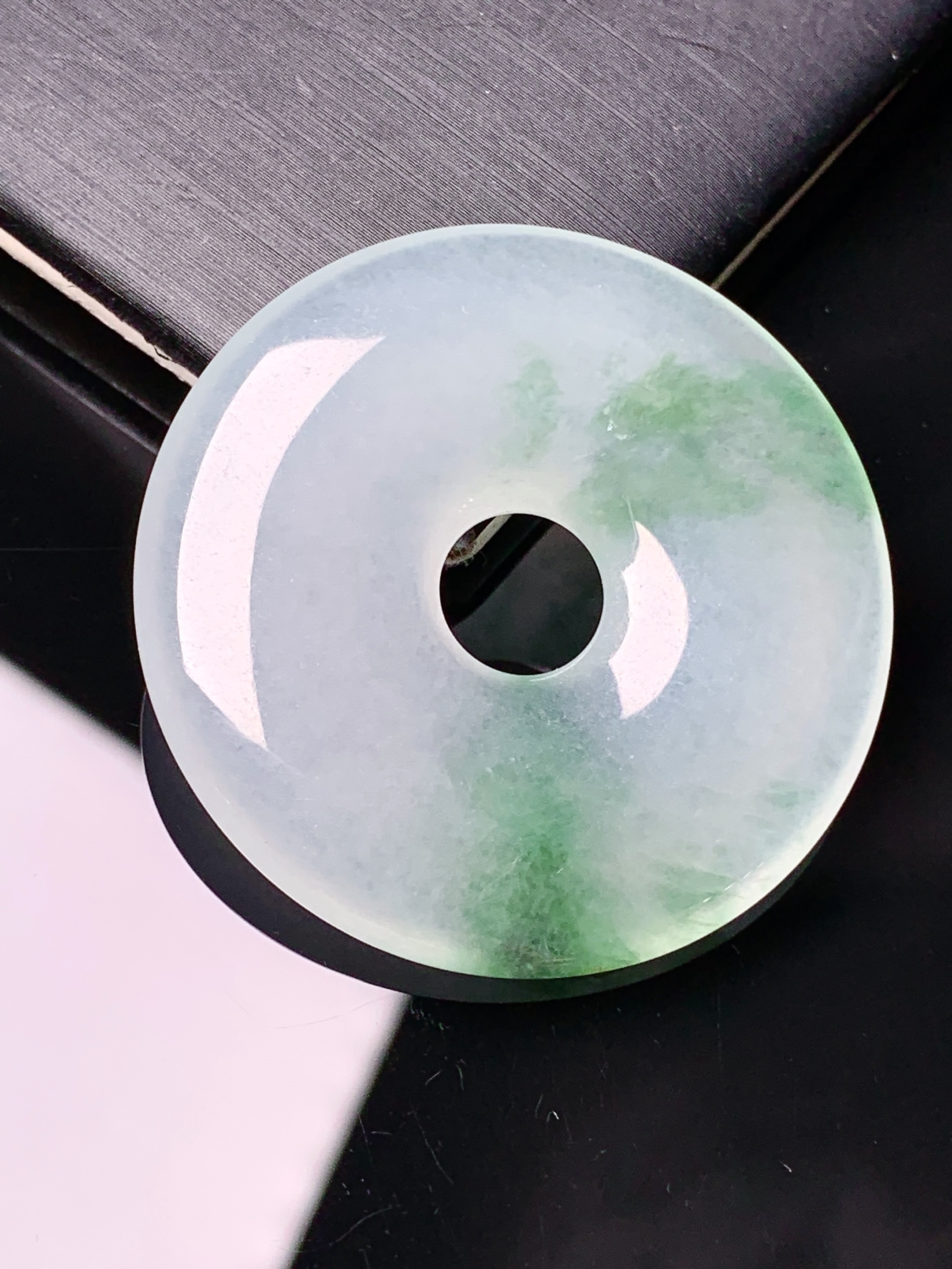 冰种飘绿平安扣环吊坠 玉质细腻 色泽艳丽清新 水润亮眼 整体尺寸37.2*5.2j 3