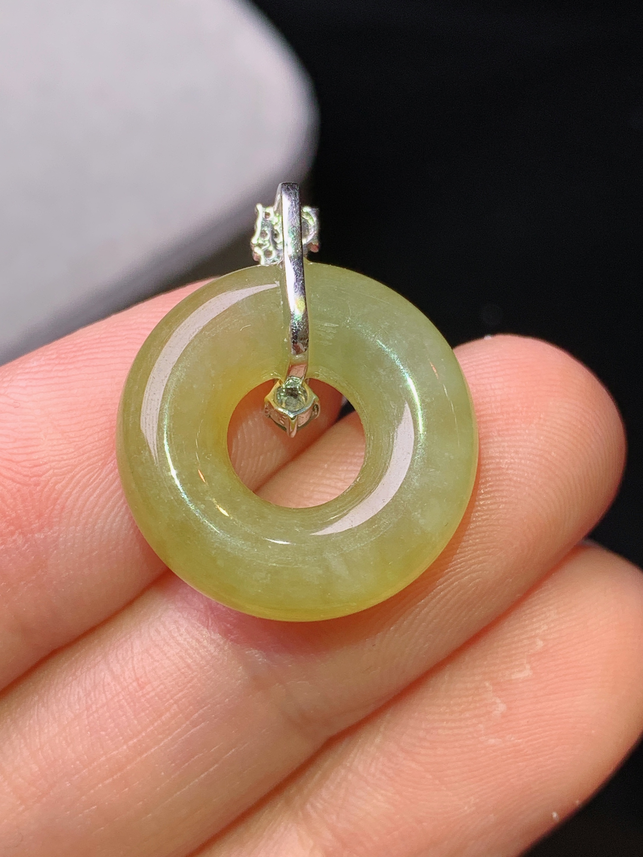 18k金钻镶嵌黄翡平安环吊坠 玉质细腻 色泽艳丽清新 水润亮眼 整体尺寸22.8*18.5*6b1