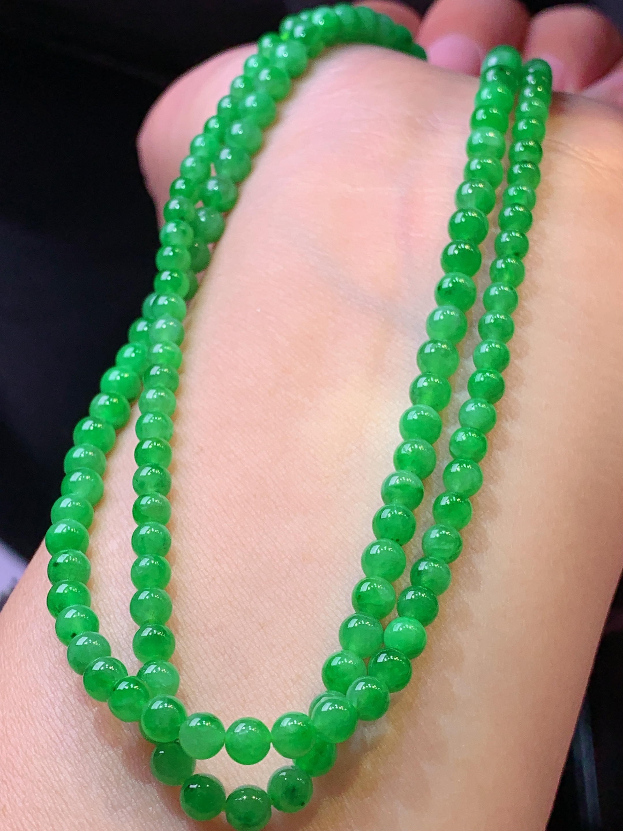 满绿圆珠项链 玉质细腻 色泽艳丽清新 水润亮眼 整体尺寸4.6h3