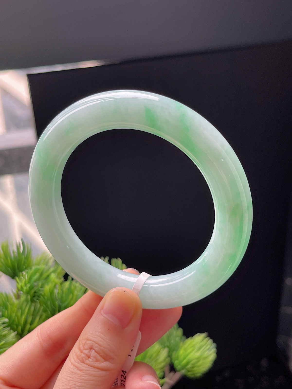 圆镯54.4圈口，翡翠糯化种飘绿手镯