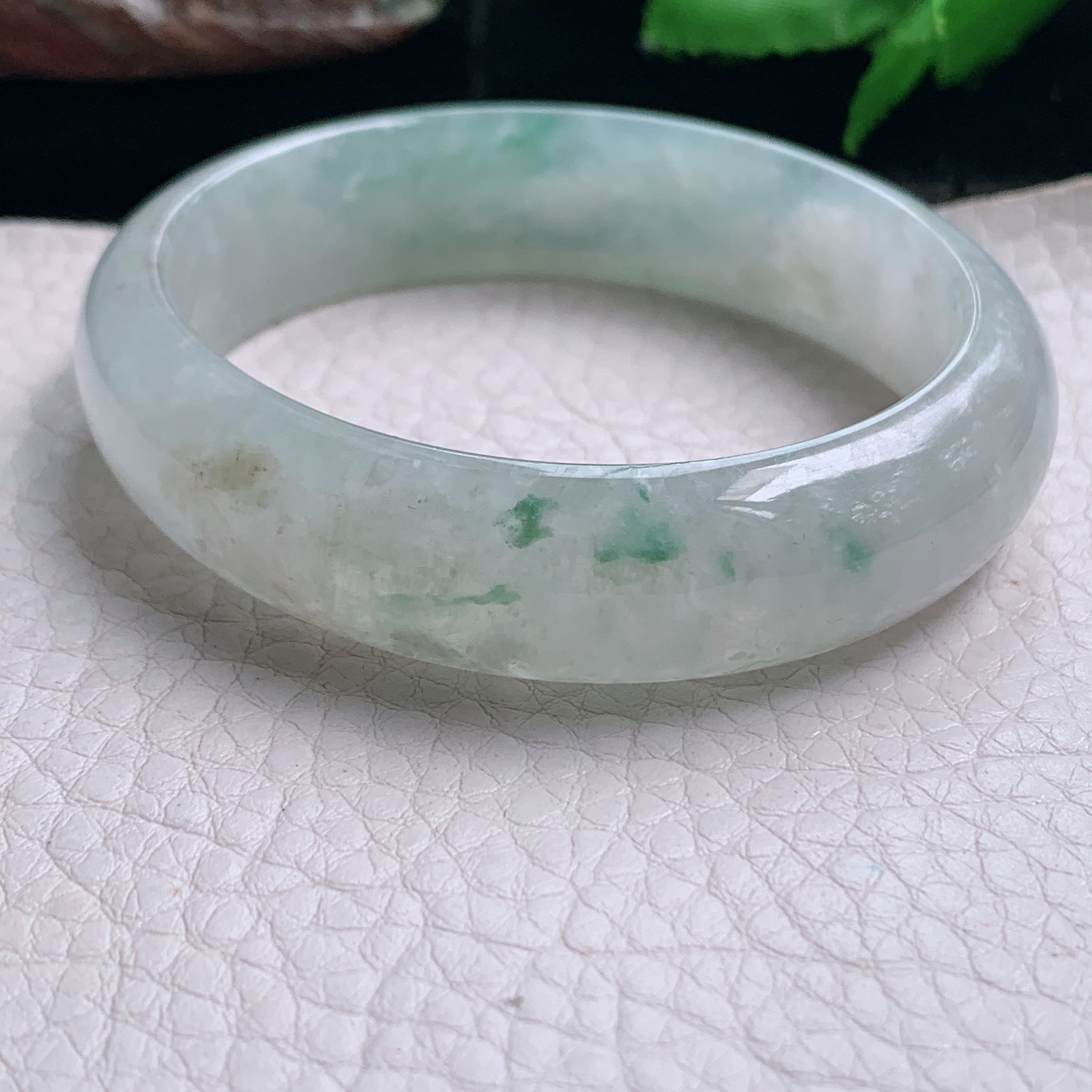 r实拍56*49*14*8.2贵妃镯 天然缅甸翡翠手镯冰飘花蛋形玉镯子