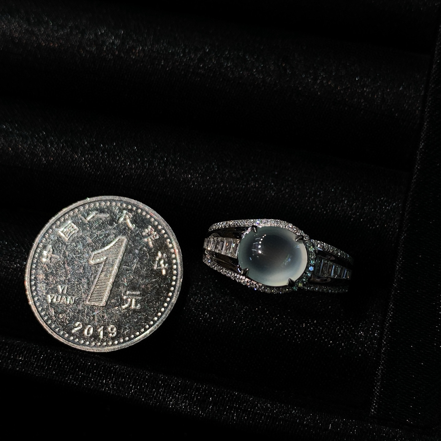 高冰蛋面戒指 
冰纯饱满，温润起光，纯净无暇
18k金镶嵌，佩戴优雅精致
尺寸如图一  实物更美