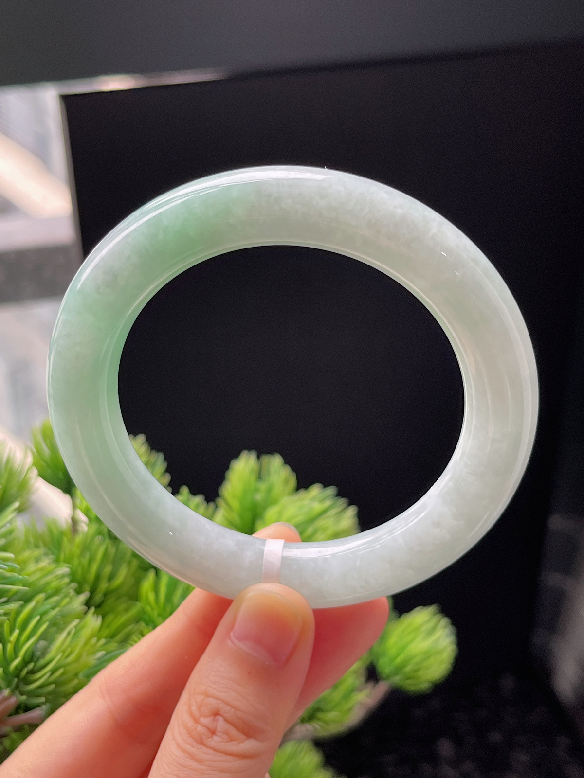 圆镯54圈口，翡翠糯化种淡绿色手镯