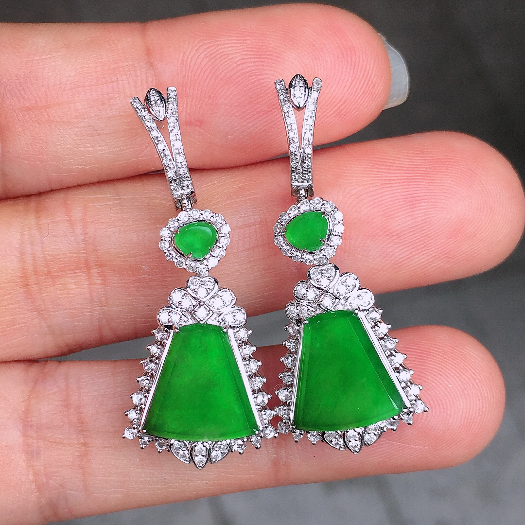 阳绿无事牌耳坠，色泽均匀艳丽，玉质细腻，荧光感超
强，饱满圆润，尽显优雅气质，18k
金豪华镶嵌