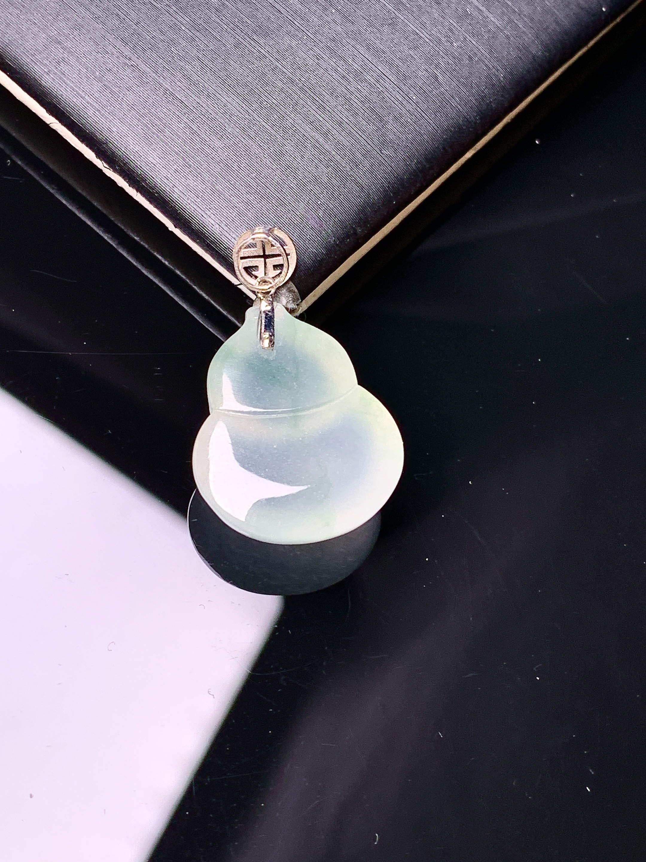 18k金镶嵌冰种葫芦吊坠 玉质细腻 色泽艳丽清新 水润亮眼 整体尺寸24.5*15.2*6.8m1