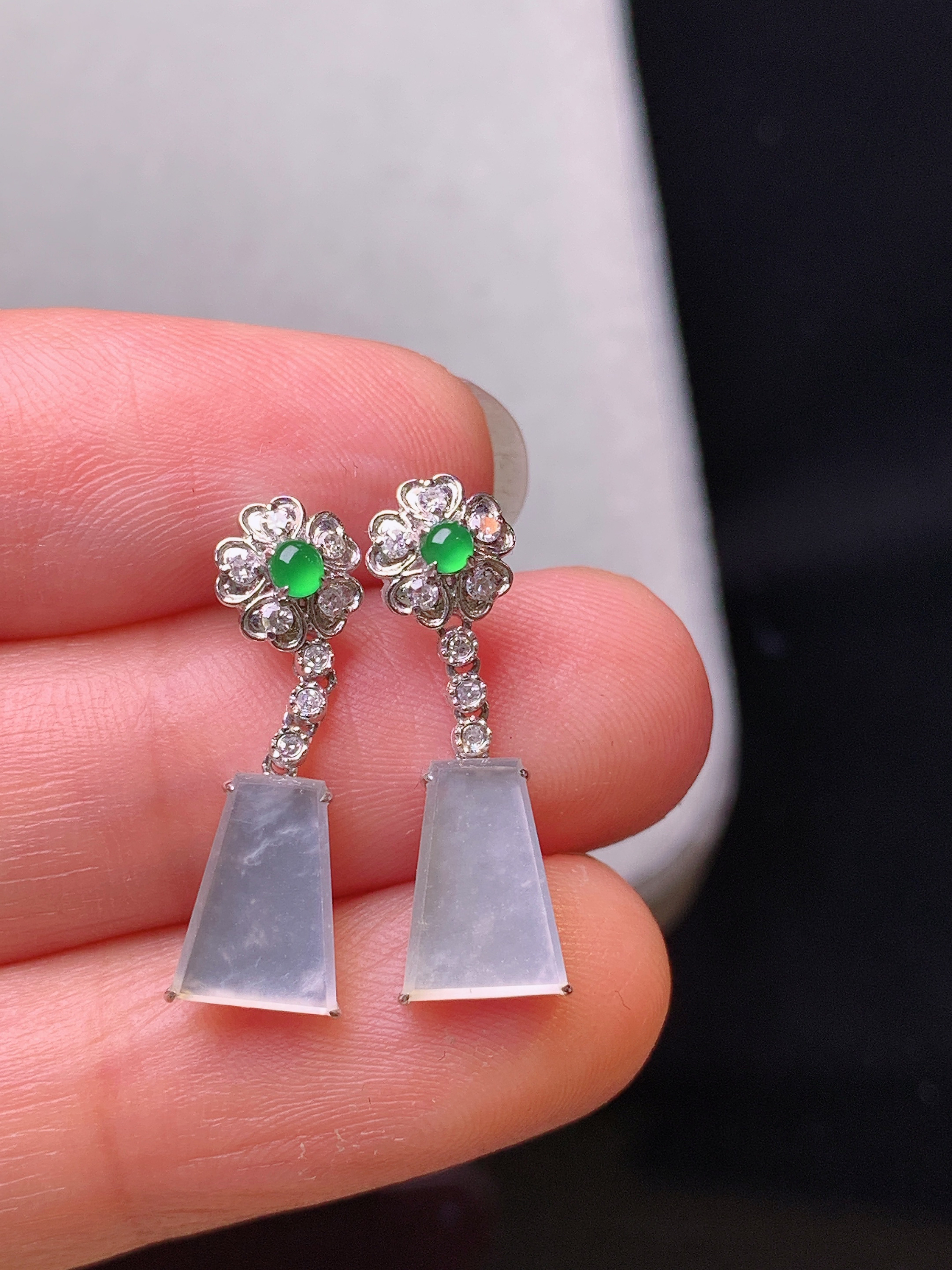 18k金钻镶嵌冰种无事牌耳坠 玉质细腻 色泽艳丽清新 水润亮眼 整体尺寸21.6*7*2.8z2