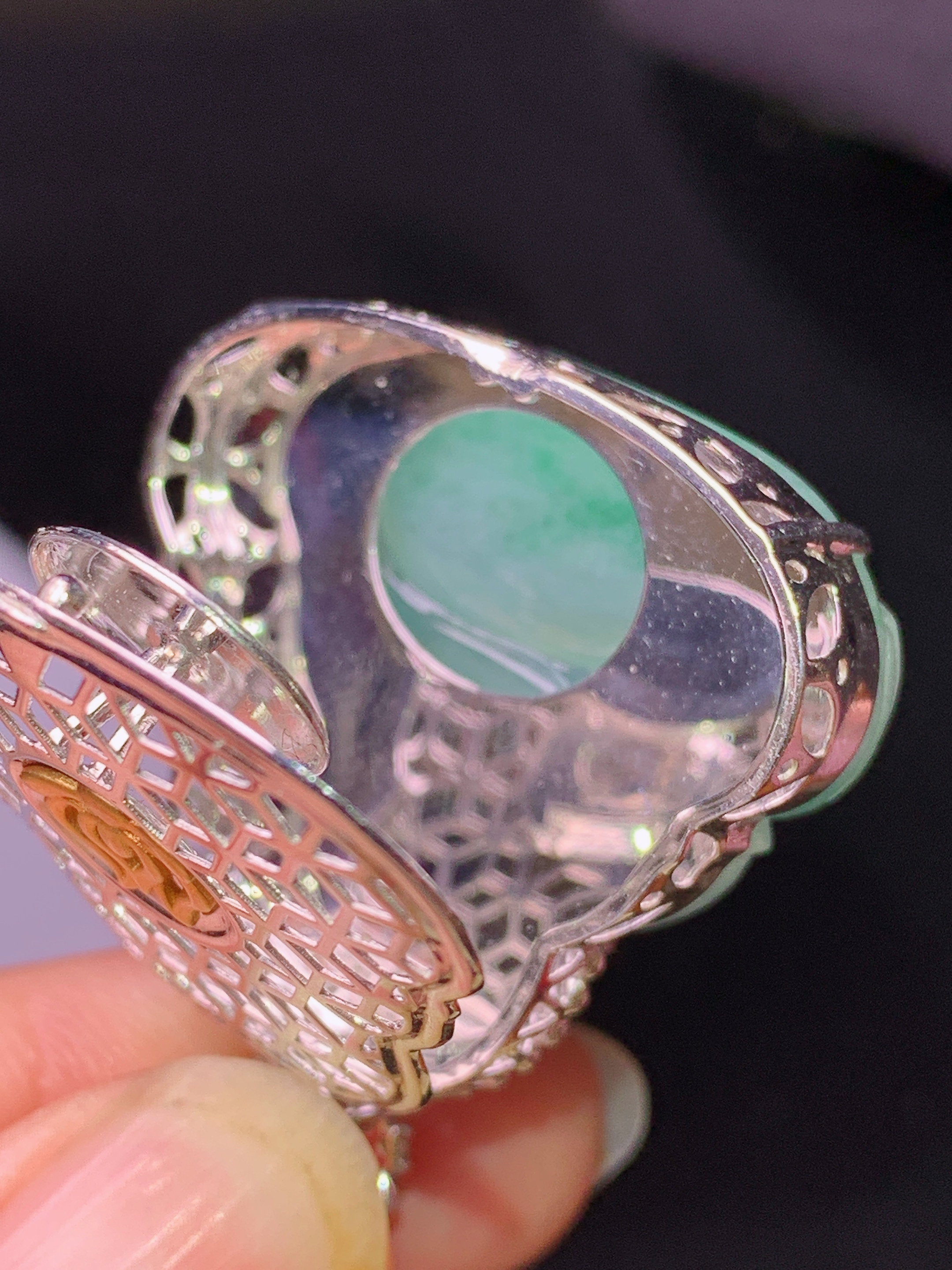 18k金钻镶嵌飘绿佛公吊坠 玉质细腻 色泽艳丽清新 水润亮眼 整体尺寸35.5*30.2*11.6g2