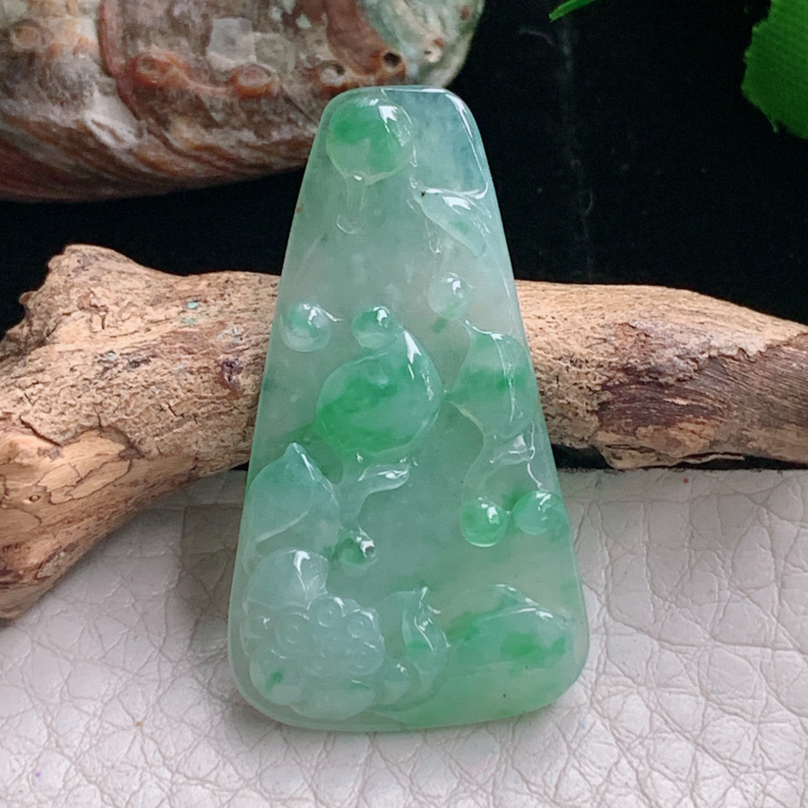 ajj实拍38.7*21.6*4.5缅甸翡翠冰绿莲年有余玉吊坠 玉挂件