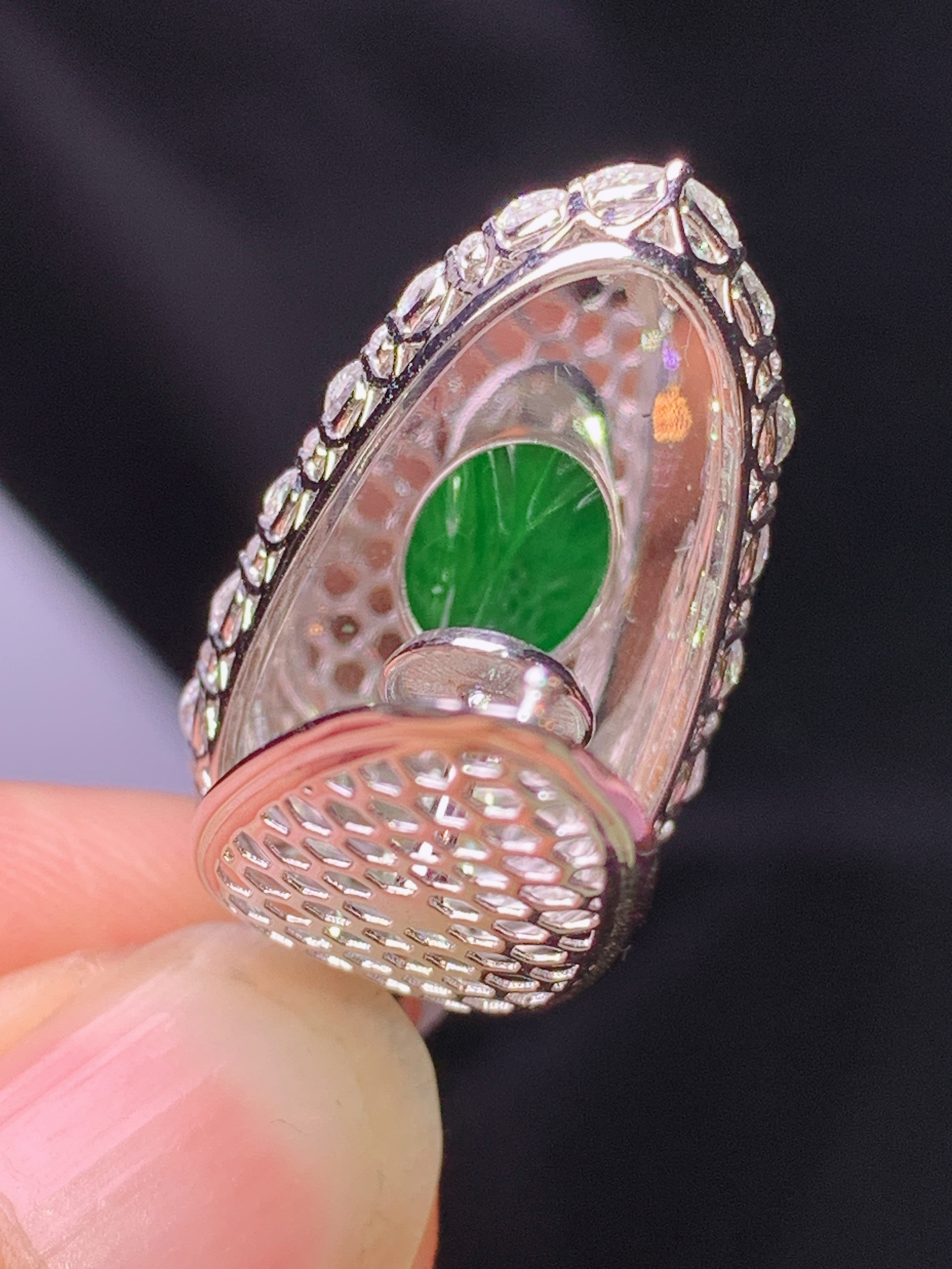 18k金钻镶嵌翠绿树叶吊坠 玉质细腻 色泽艳丽清新 水润亮眼 整体尺寸34.5*15*8.8m5