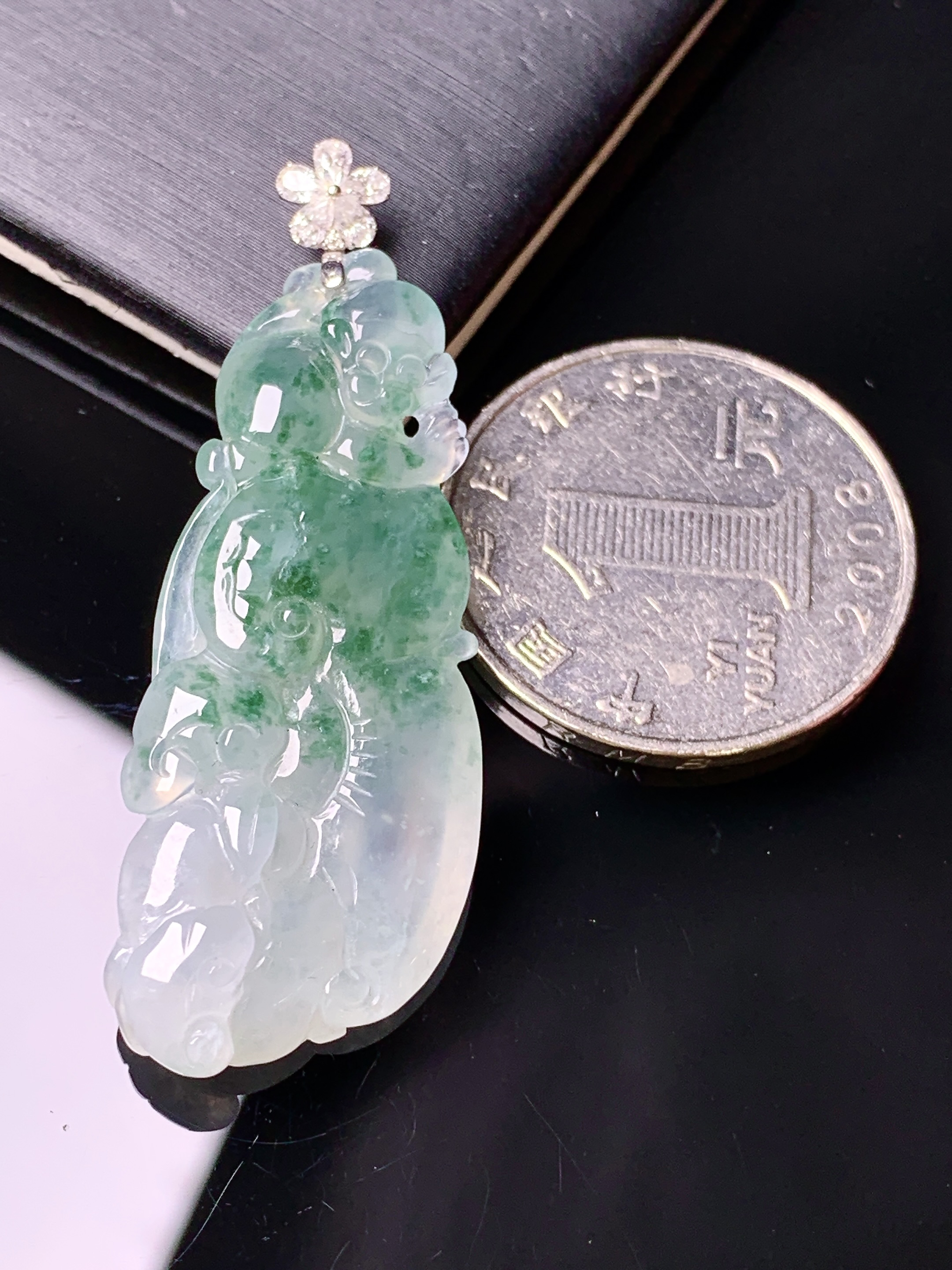 18k金钻镶嵌飘绿如意吊坠 玉质细腻 色泽艳丽清新 水润亮眼 整体尺寸47.5*17*6.2