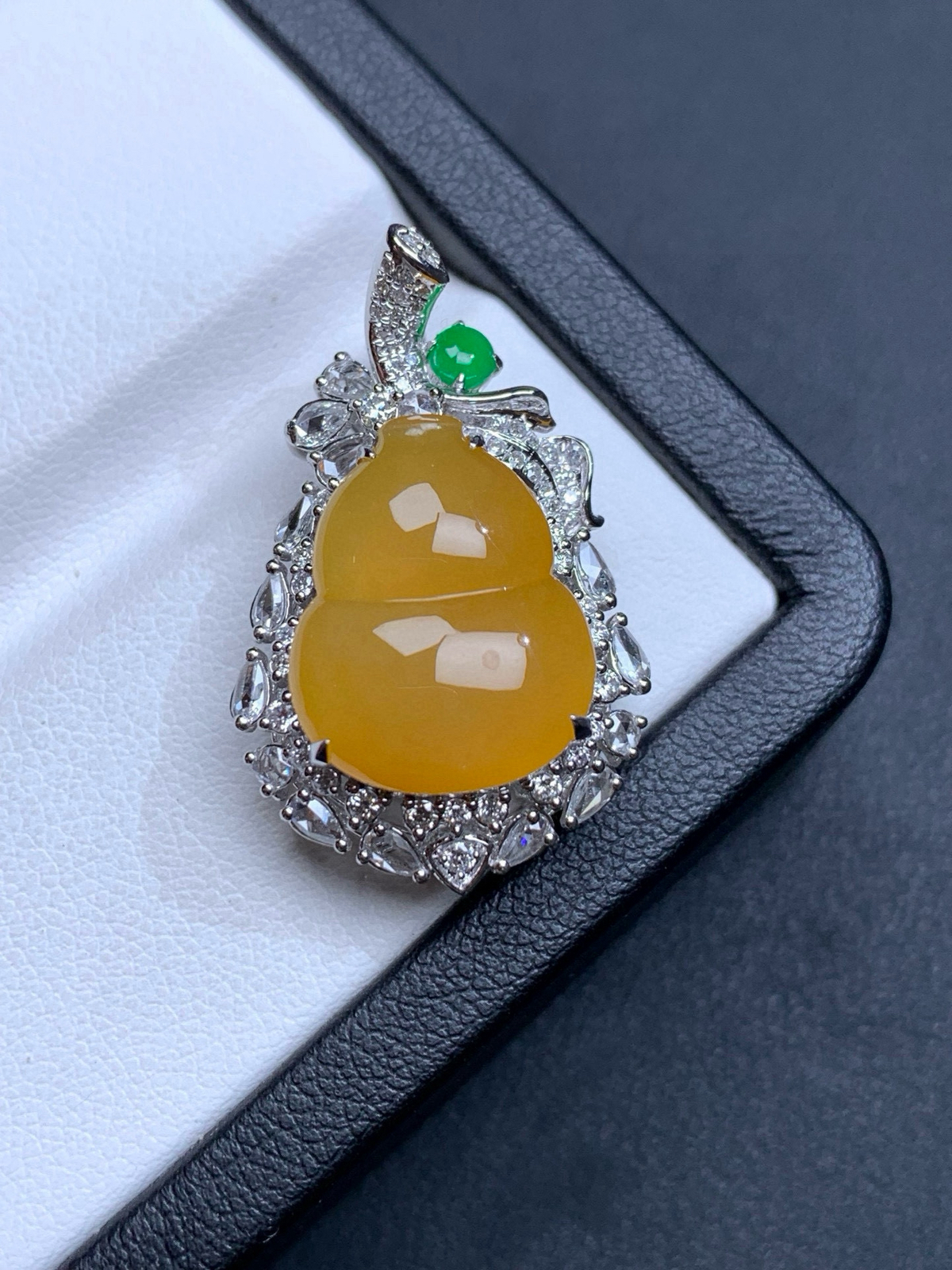 18k金豪华镶嵌冰起光鸡油黄葫芦吊坠
整体29.7-19-12.3
裸石16.3-13.3-5.2