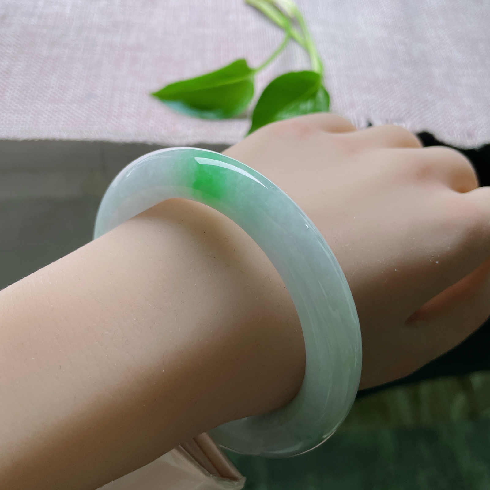 58.5/11.5飘绿圆条，翠色鲜艳夺目，珠圆玉润，传世之翠，一眼入魂。棉线纹