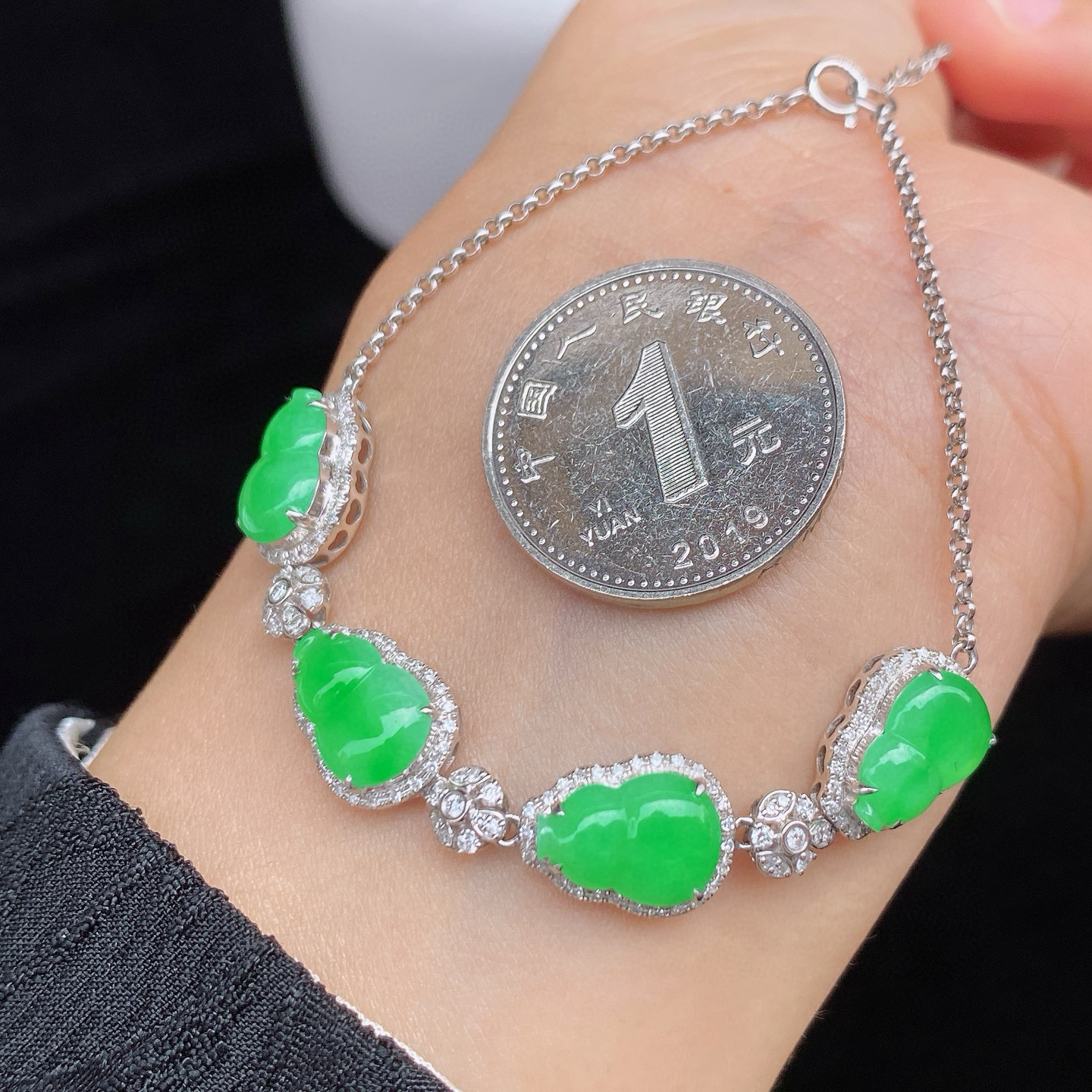 冰阳绿葫芦手链 
葫芦颗颗饱满圆润，鲜阳明媚
种质细腻，生机勃勃，18k金镶嵌
尺寸如图一  实物更美～