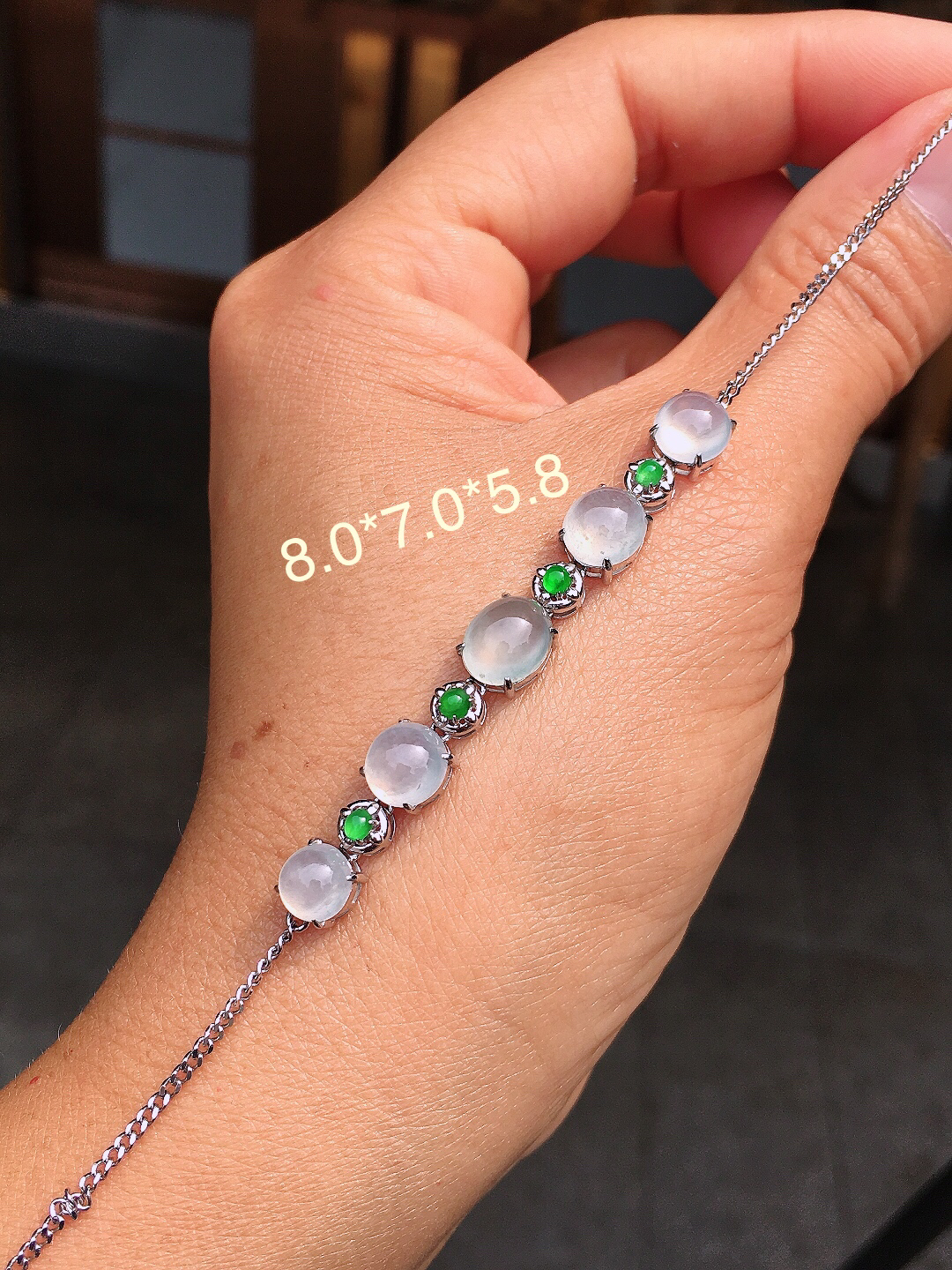 冰种蛋面手链，玉质细腻，荧光感超
强，饱满圆润，尽显优雅气质，18k
金豪华镶嵌