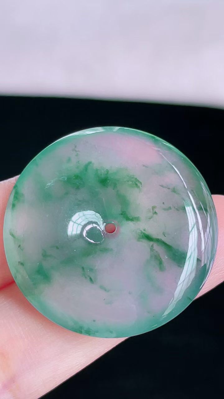 【翡翠名称】老坑种高冰飘花平安扣吊坠
【翡翠尺寸】直径厚度29.9/5.6mm
【翡翠描述】宝贝种老水足，玉质细腻，色泽靓丽，性价比高，佩戴效果好！
【其它赠送】权威证书/精美挂绳盒子/支持全国复检